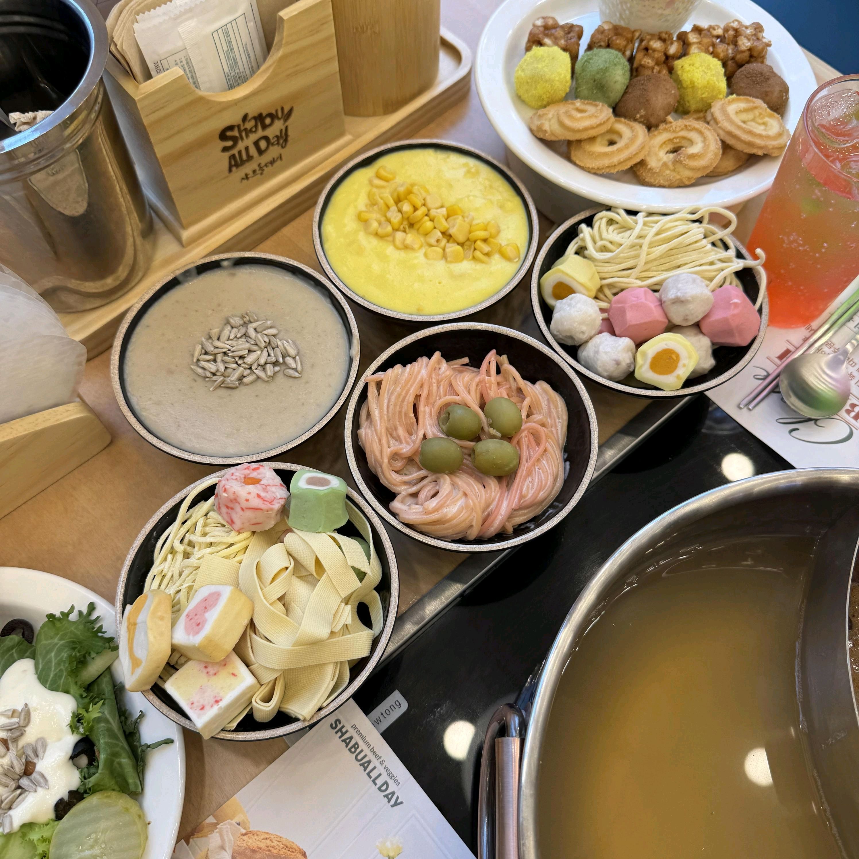 샤브샤브 맛있게 먹었어요 다양한 야채와 프리미엄 소고기를 원하는 만큼 먹을 수 있어서 좋았