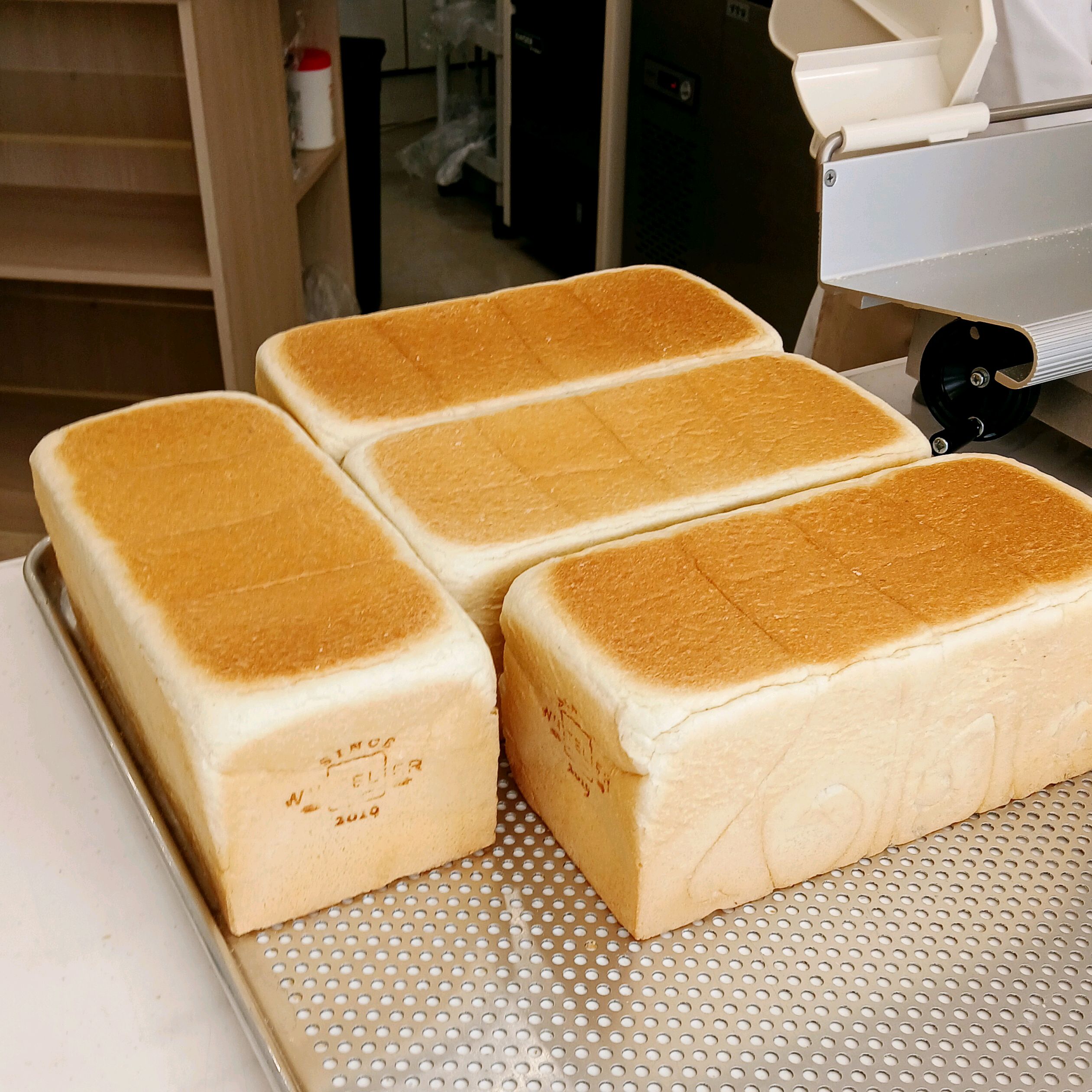 식빵이 부드러워서 질리지 않고 잼을 바르지 않고 그냥 먹어도 그자리에서 다 먹을수 있을만큼