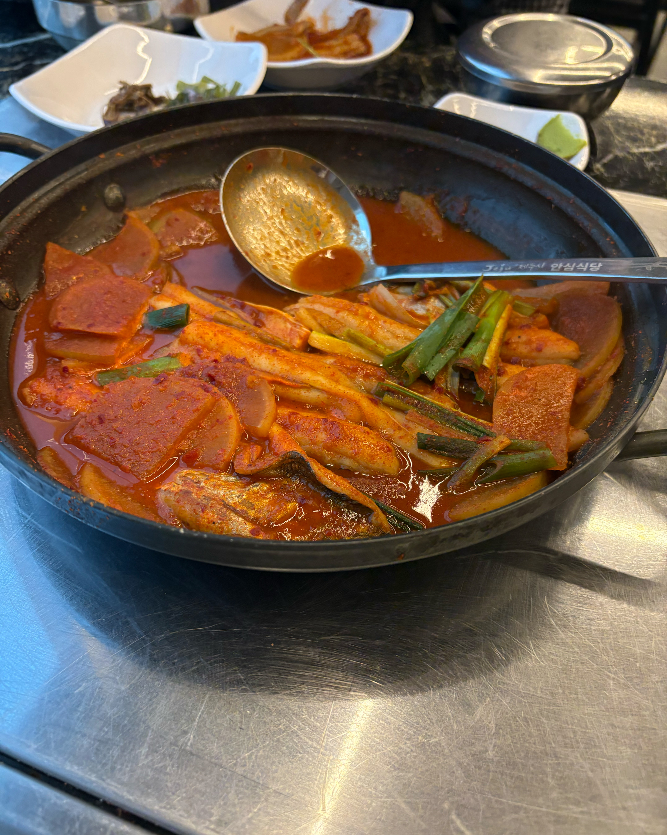 대기없이 바로 이용하였구요!! 밖에 해안뷰가 너무 멋있는 식당이였습니다 직접 살도 발라주시
