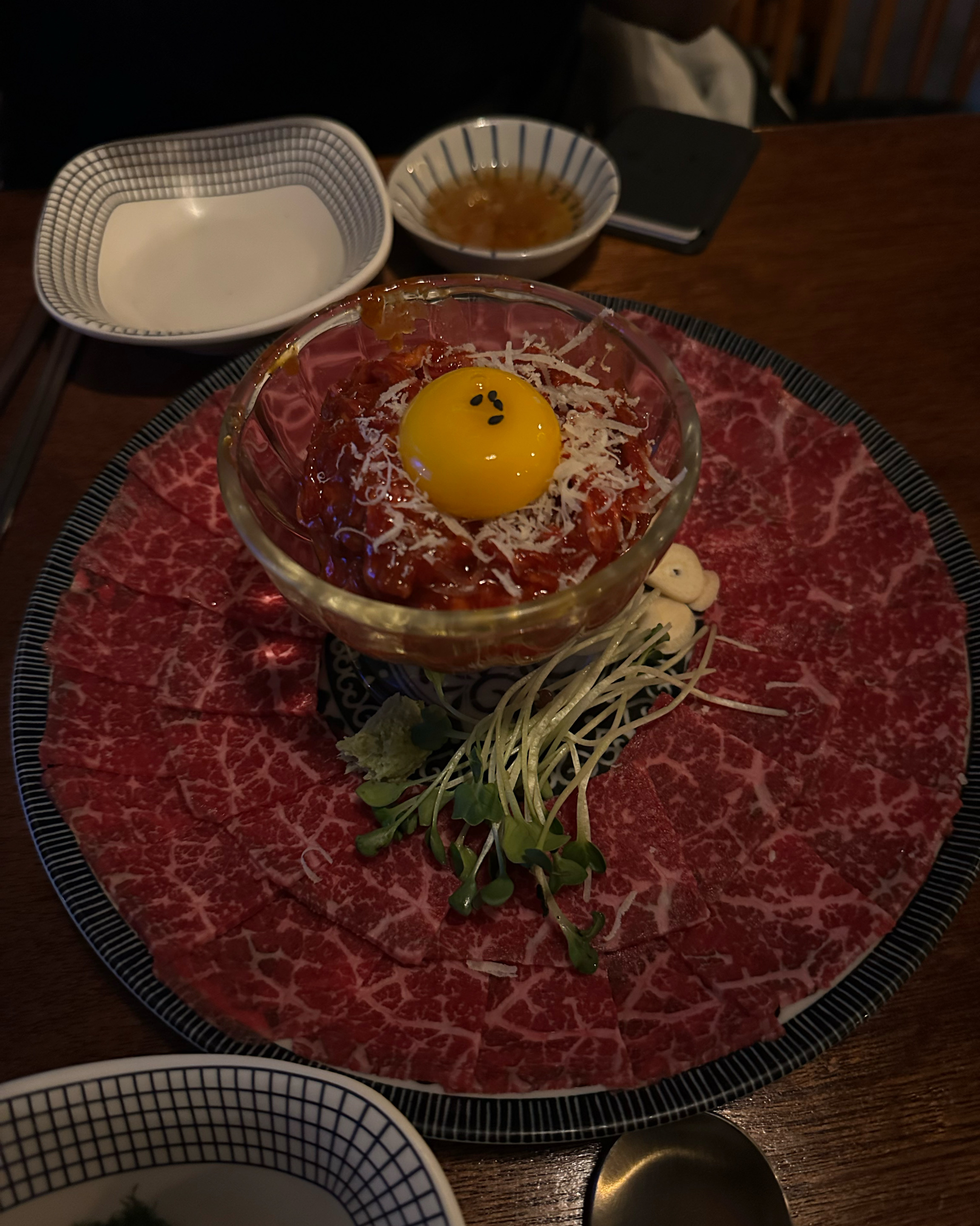 요 근래 먹었던 육회랑 사시미중에 제일 맛있는거 같아요 - 홍대 맛집 몽주방 홍대점