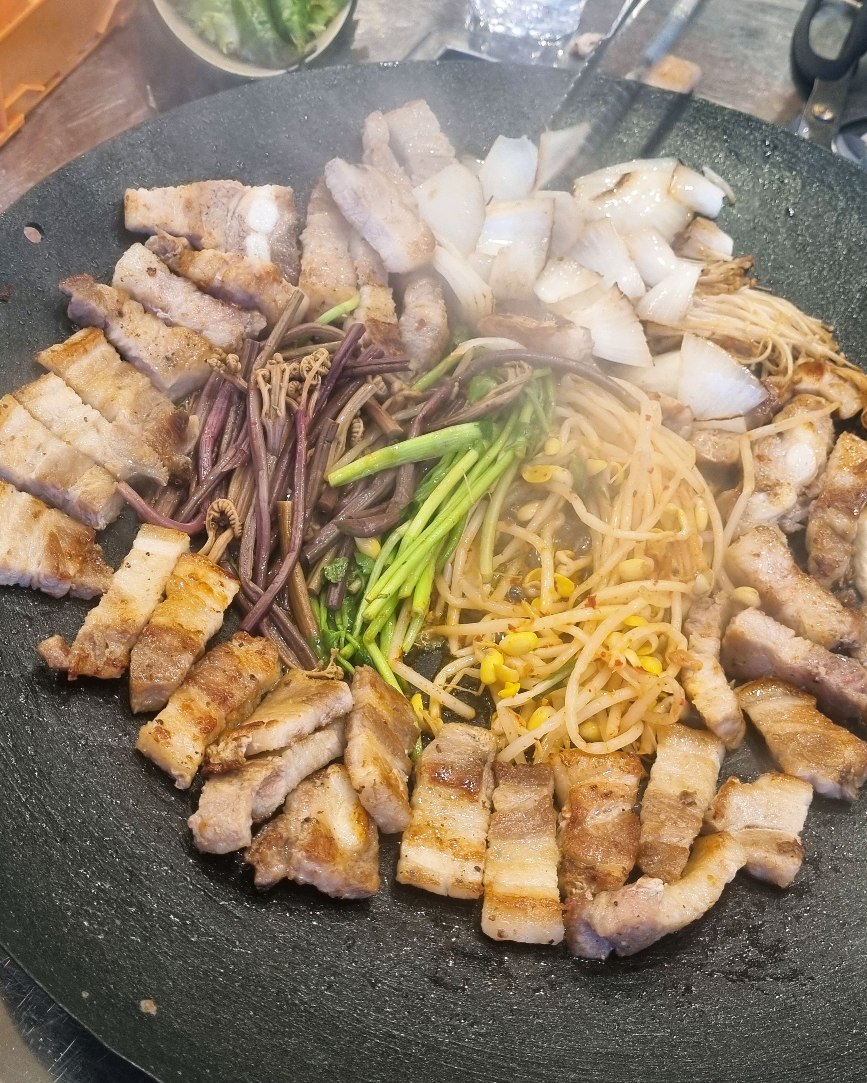 고기 질도 좋고 구워 먹는 재미도 있는 삼겹살집! 기본 반찬도 깔끔하고 맛있어서 고기랑 찰