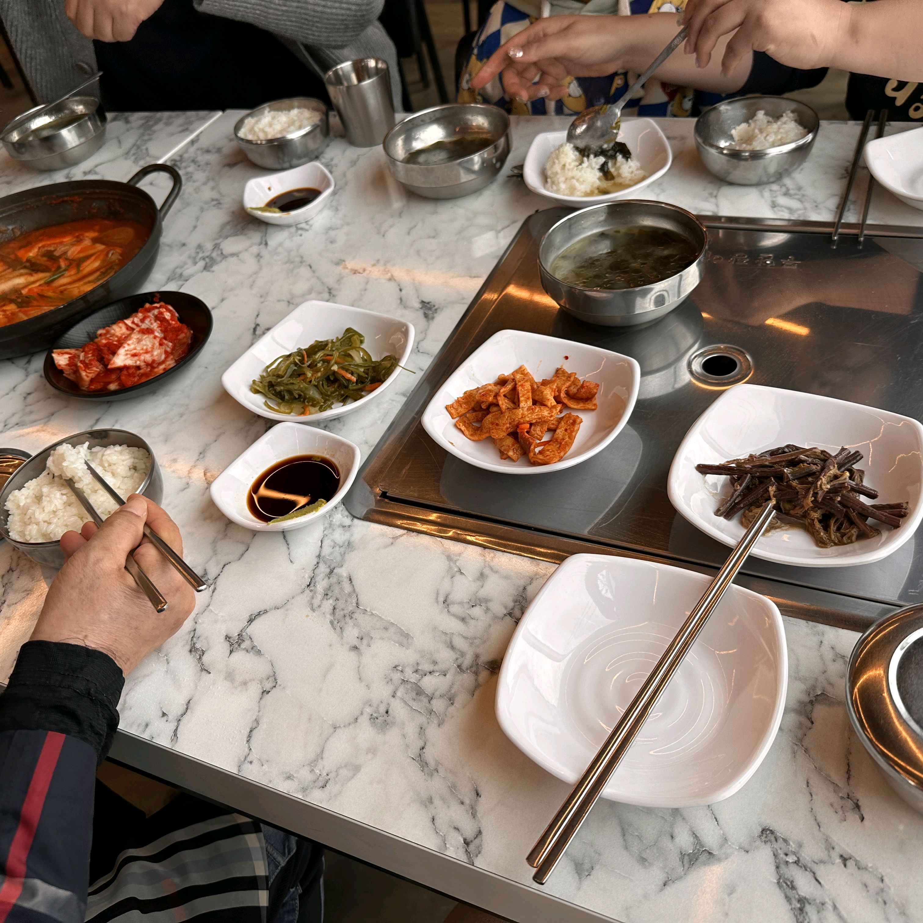 아침일찍 출발해 다들 배고팠는데 음식이 넘 깔끔하고 맛있게 잘 먹었어요^^ - 제주 맛집 갈치의정석 제주공항점
