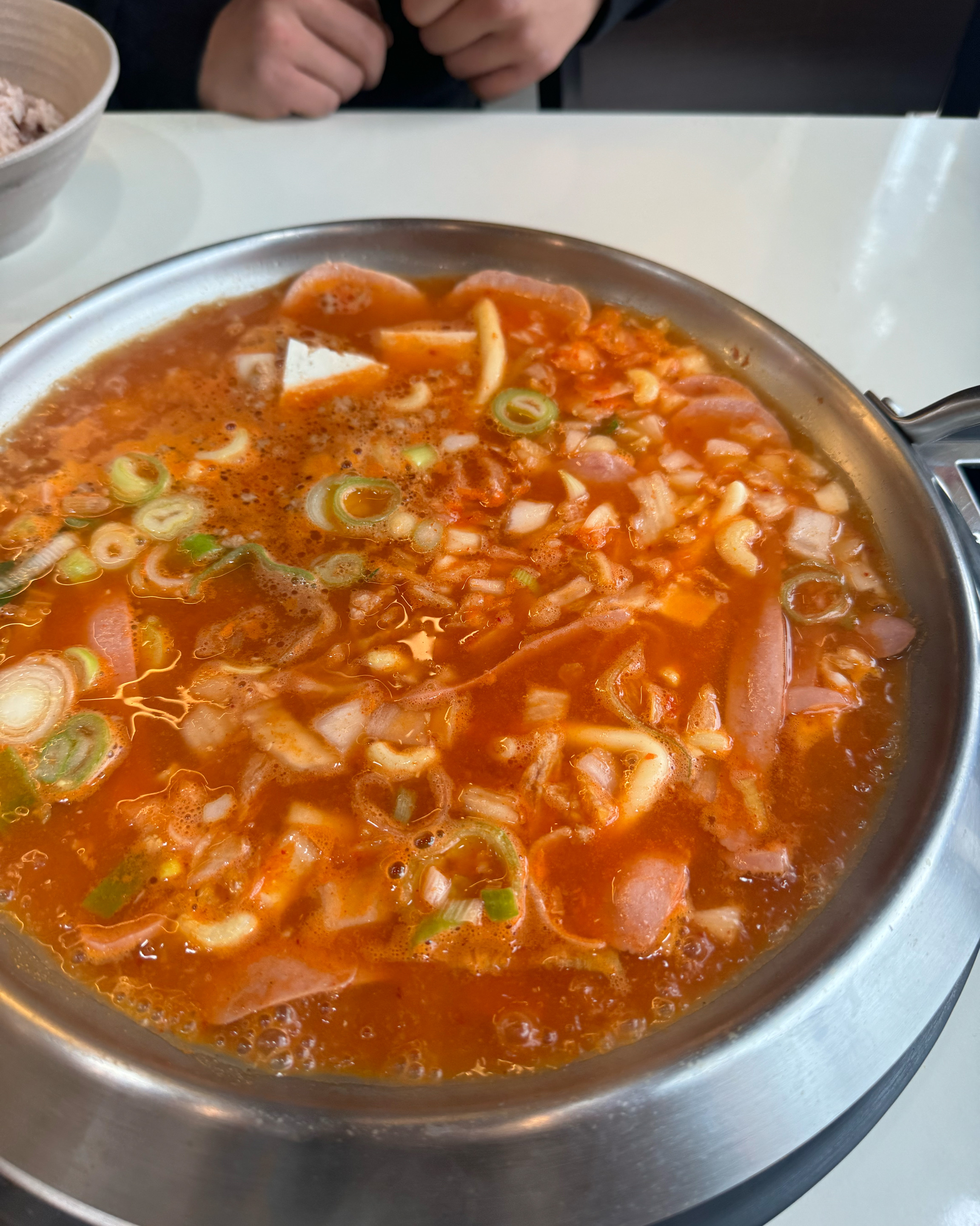 부대찌개가 너무 땡겨서 사리도 밥도 무한리필인 킹콩부대찌개 왔음 진짜 부대찌개의 기본 너무