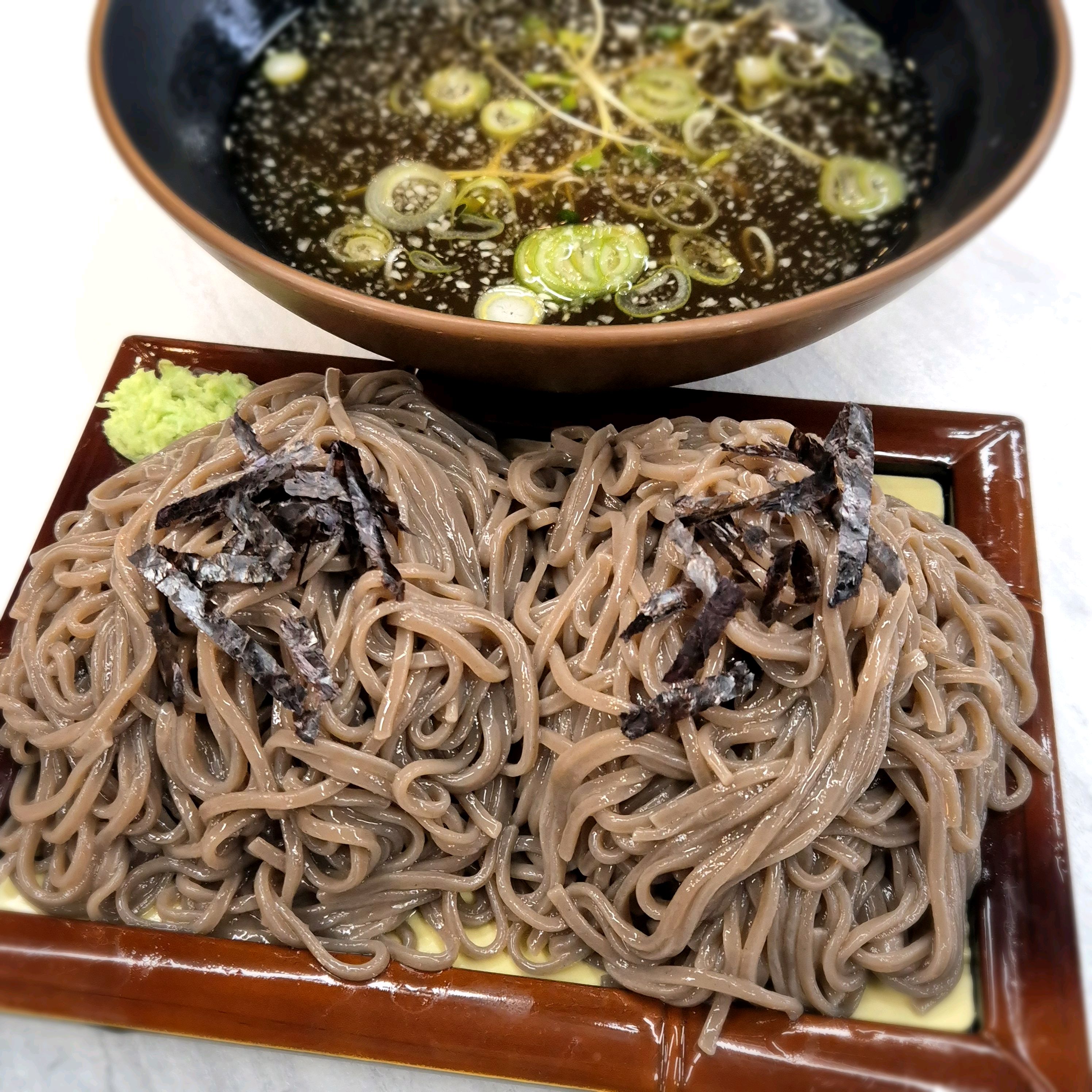 메밀소바 면이 진짜 쫄깃해요 쫄면 같은 쫄깃함... 그리고 화장실 깨끗하고 남은 음식 셀프