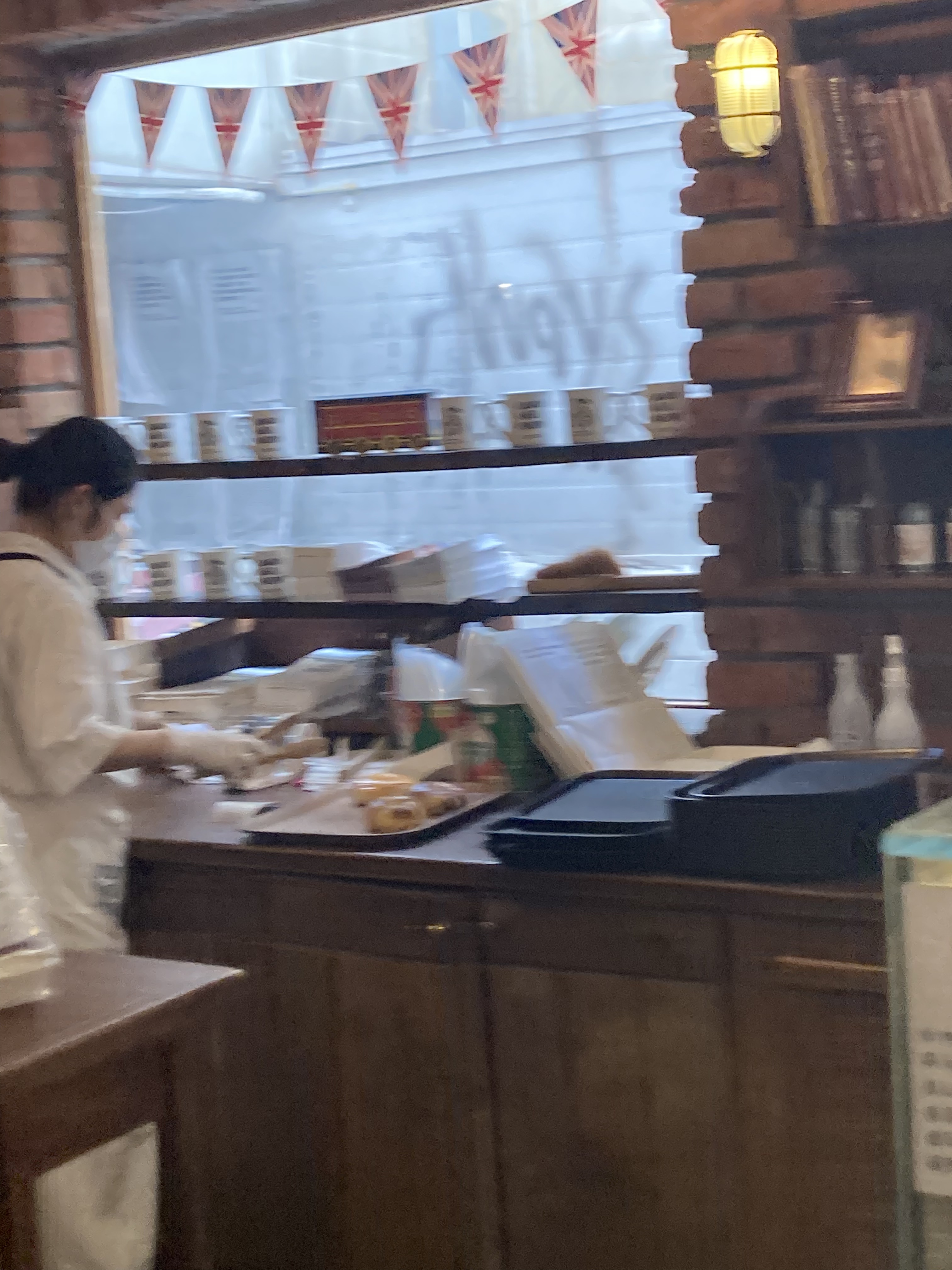 대기중에 물 준비되어있어 좋았습니다 - 도산 맛집 런던베이글뮤지엄 도산점