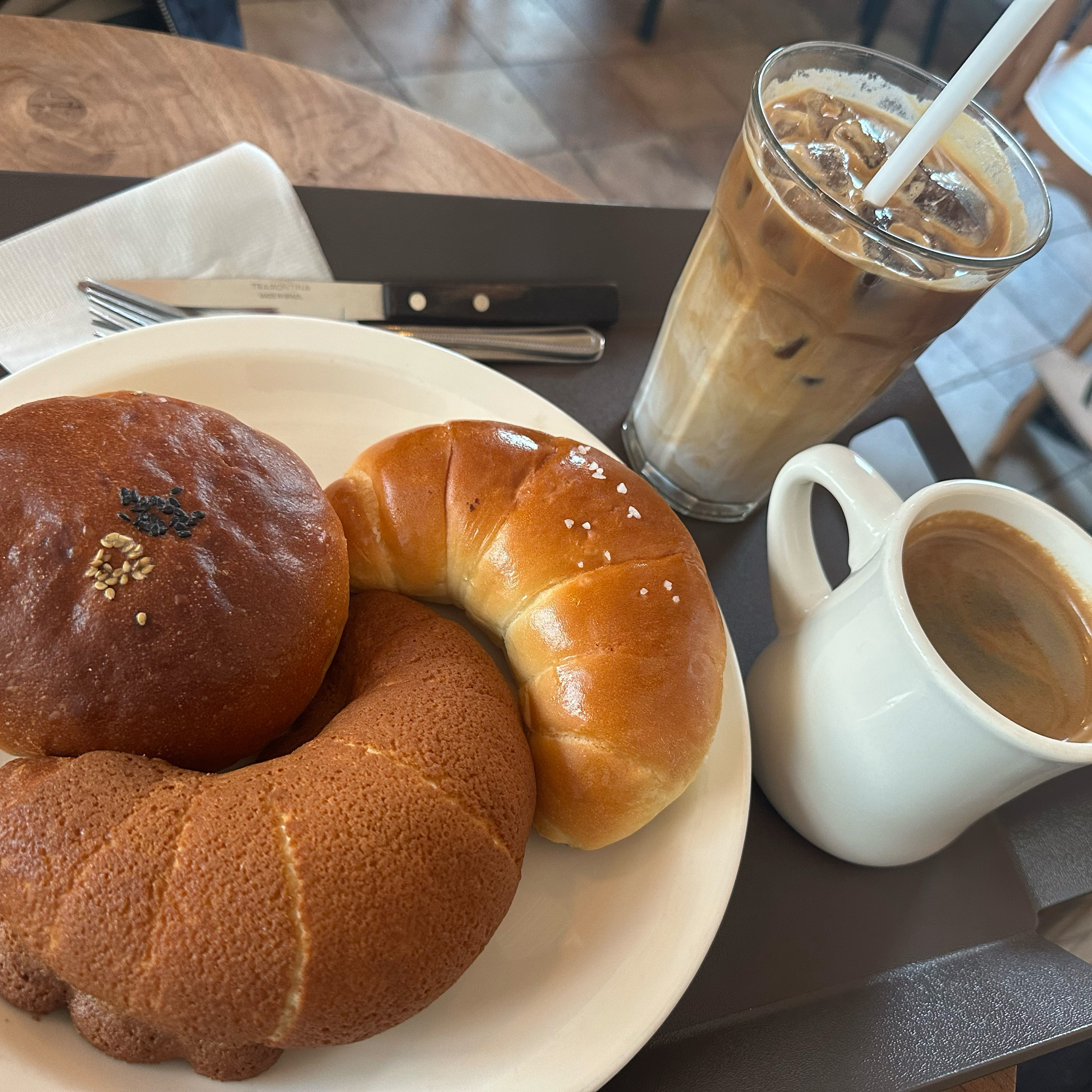 소금빵 시리즈로 다양해서 갈적마다 하나씩 먹어보고있어요. 트레페는 빵도 진짜 맛있지만 커피