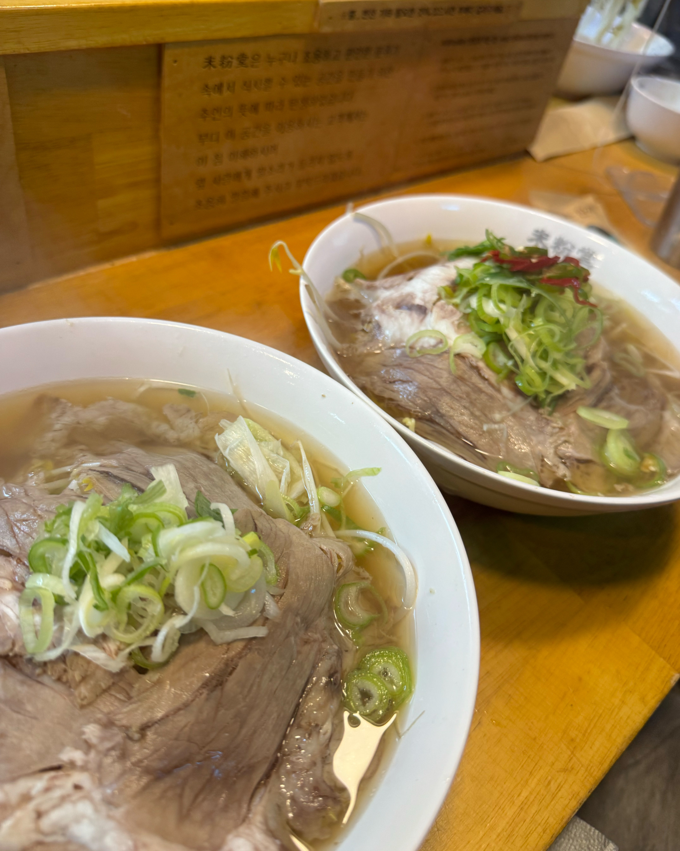 쌀국수가 정말 맛있고 짜조나 다른 사이드들도 싼 가격에 맛볼 수 있습니다 만원 이내로 사리