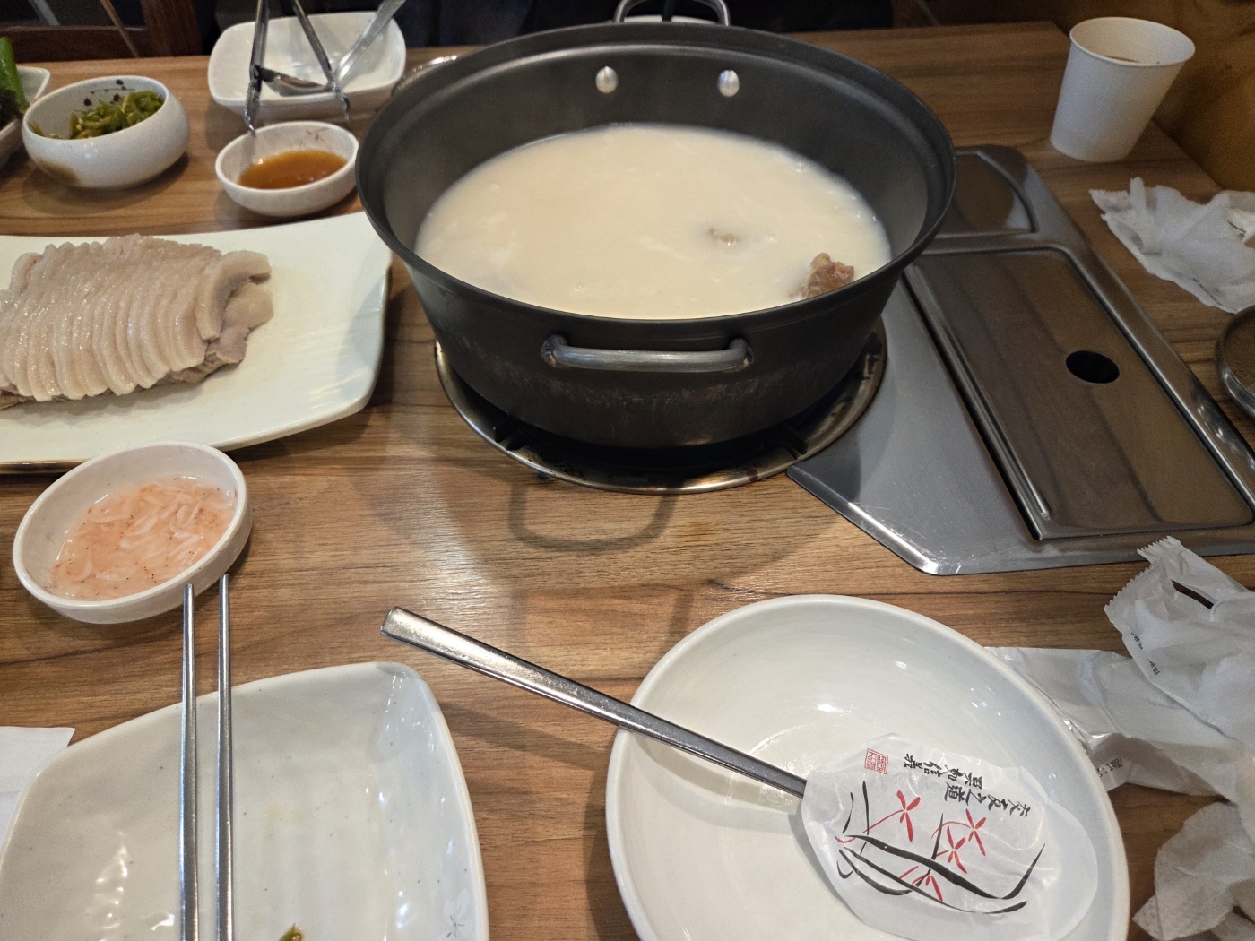 음식이 깔끔하고 양도 푸짐합니다. 김치와 부드러운 고기가 일품이네요. 다음에 또 방문하고