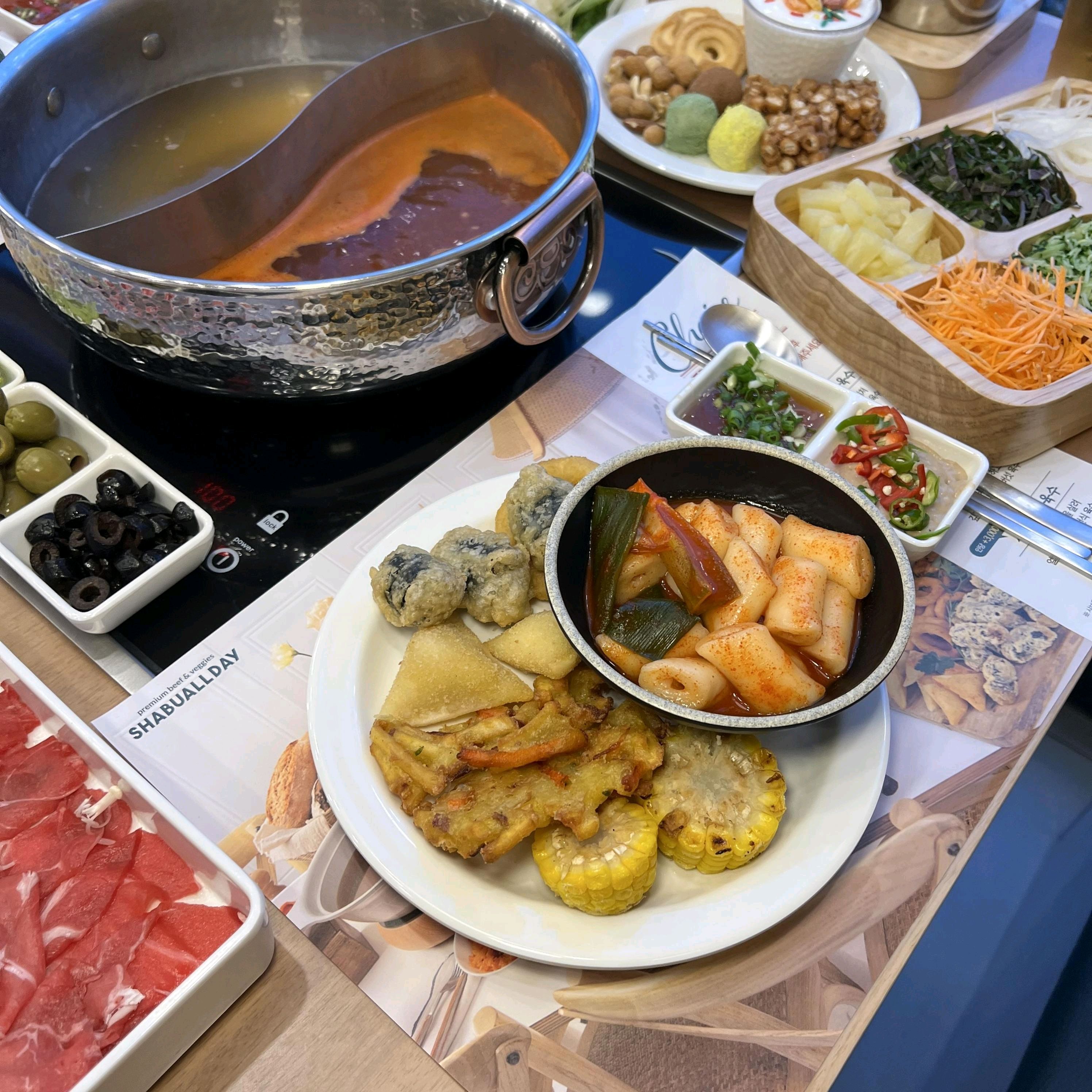 오랜만에 친구들과 만났는데 샤브샤브가 정말 맛있었어요 수육도 담백하고 국물이 진하게 우러나