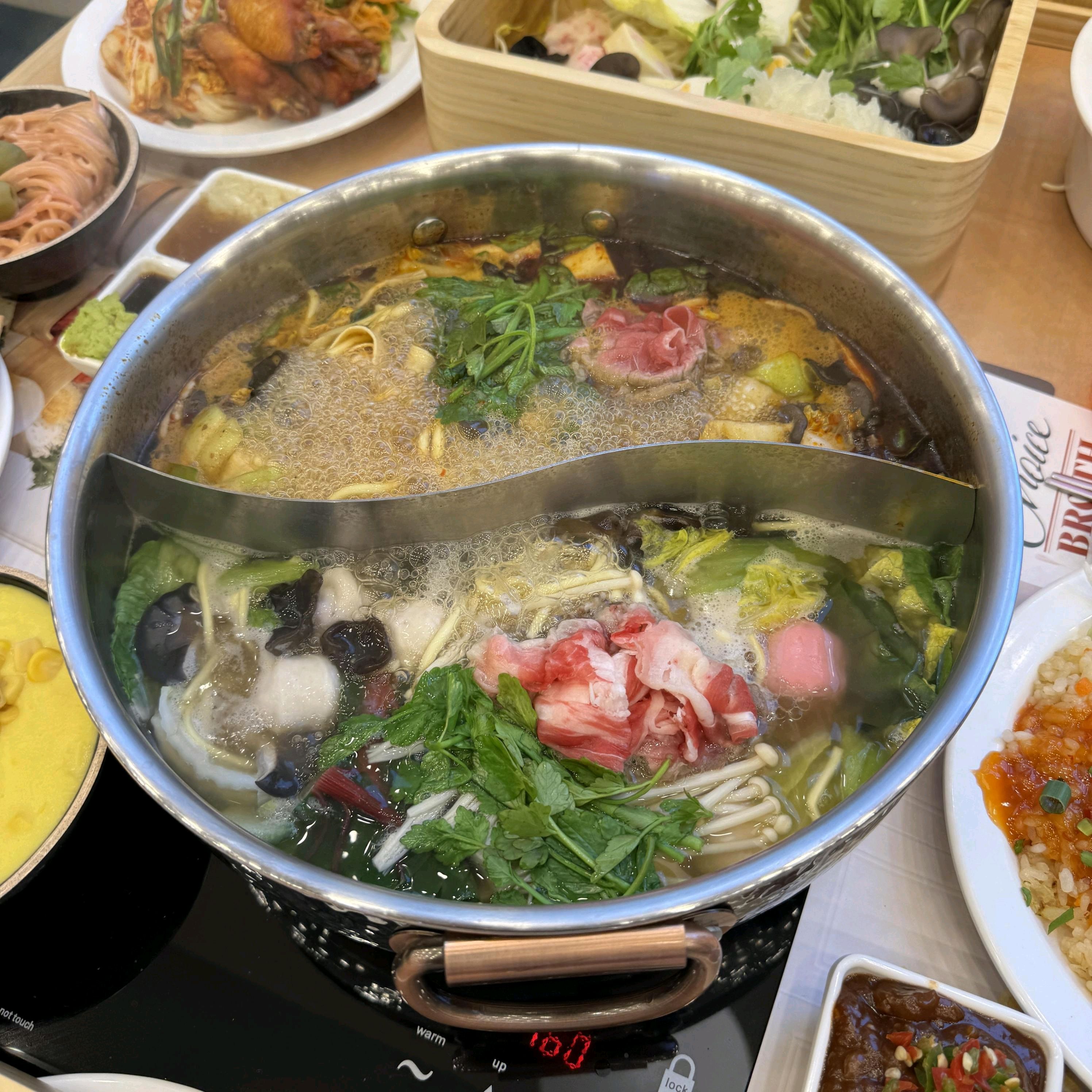 프리미엄 소고기와 샐러드바까지 즐기니 호텔식 뷔페가 따로 없네요 고기도 정말 신선하고 샐러