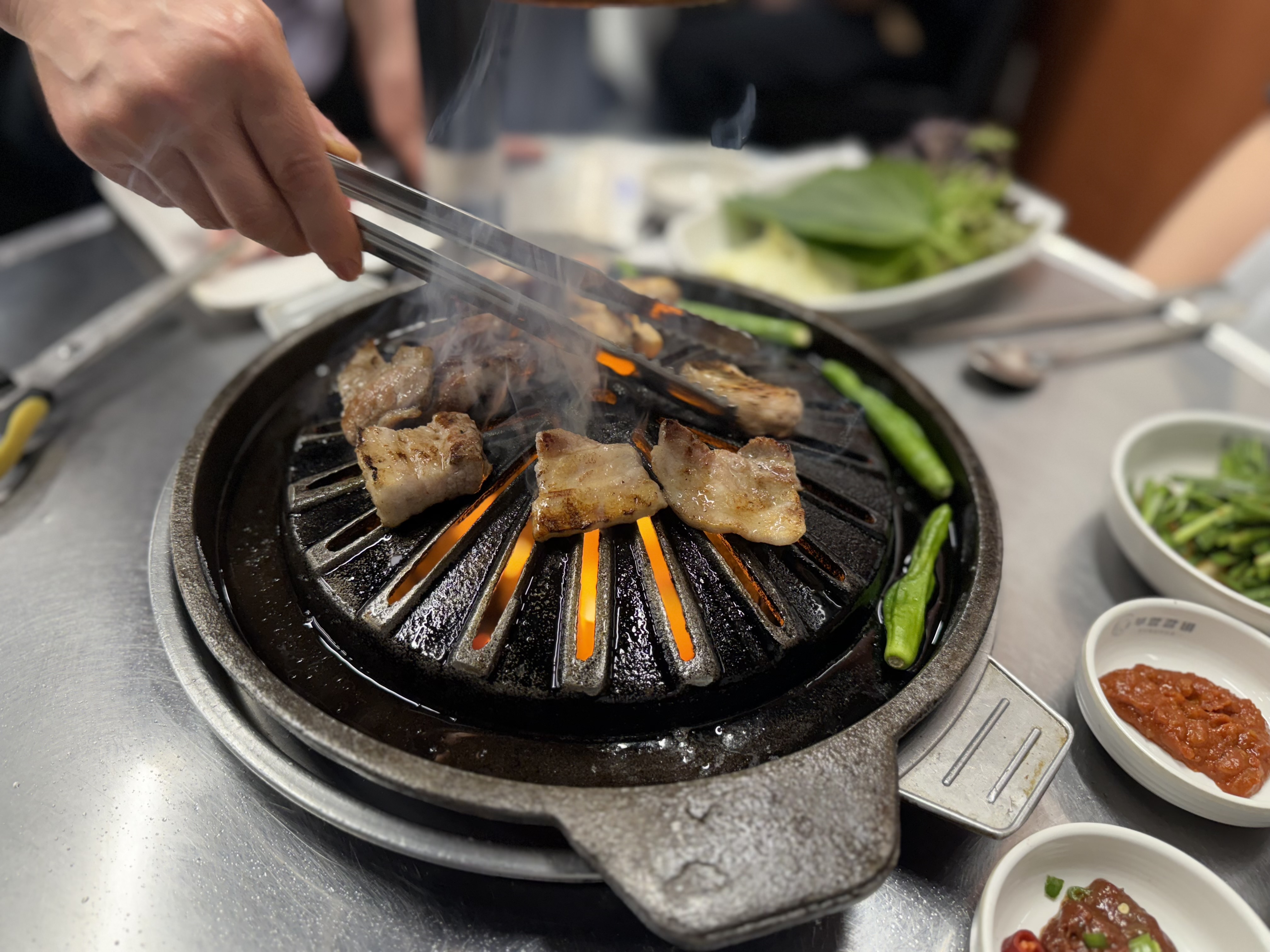 인천에 위치한 이 오래된 돼지 생갈비 전문점은 단일 메뉴인 생갈비를 제공합니다. 신선한 생