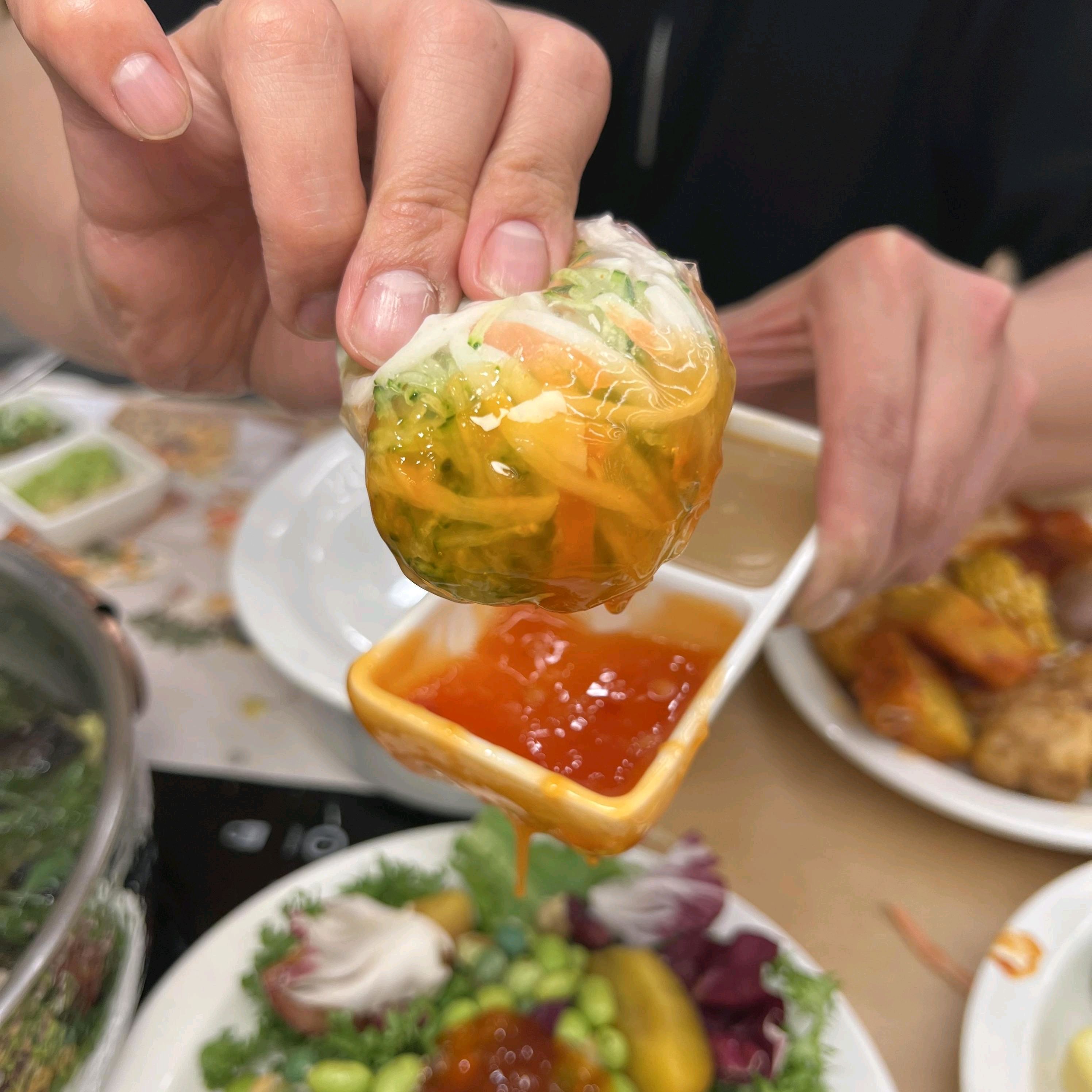 샤브샤브랑 월남쌈이 진짜 맛있어요. 가족끼리 갔는데 샐러드바에 핫푸드 종류도 다양해서 골라