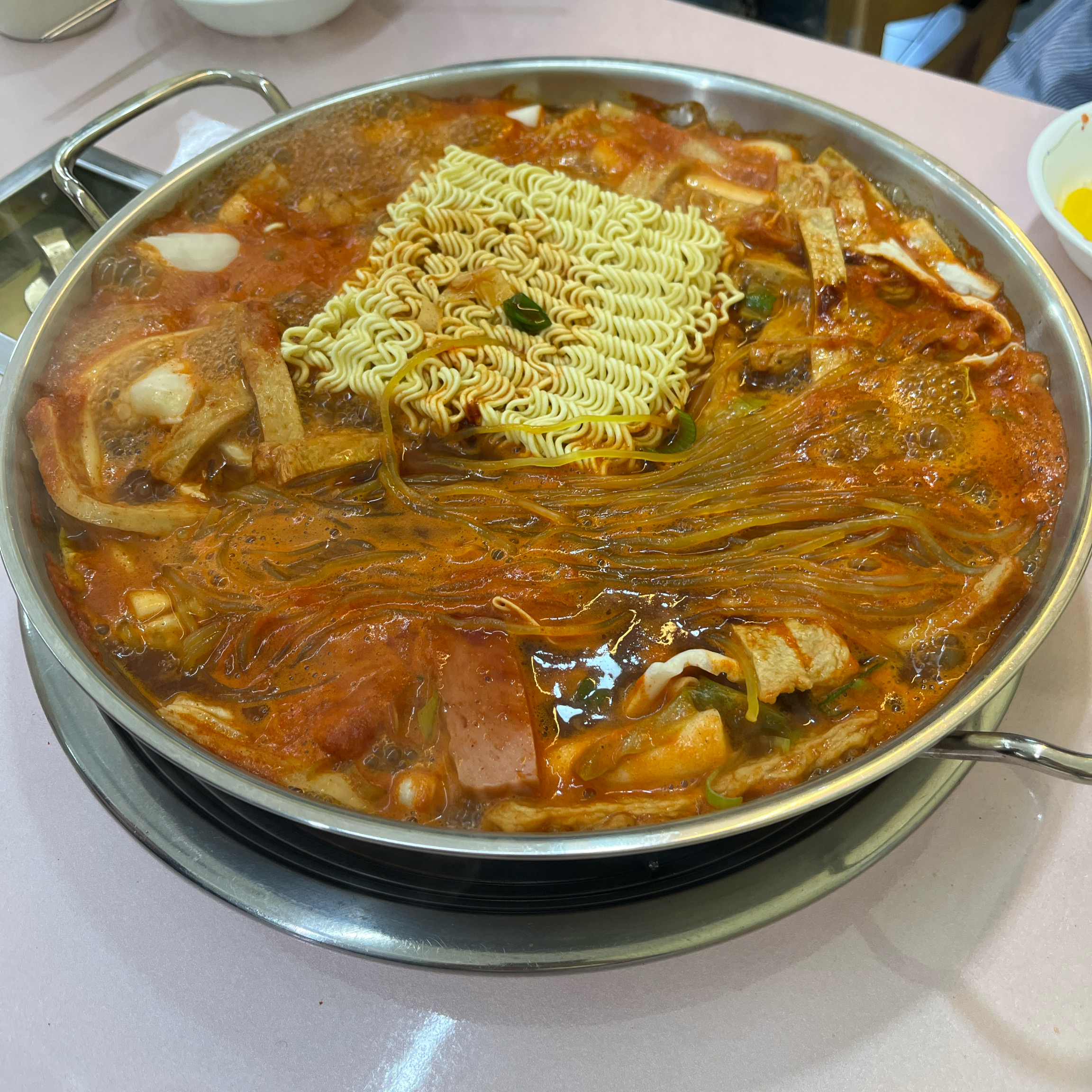 예약 필수 즉떡맛집이에요!!! 기본 떡볶이에 라면사리랑 쫄면사리 포함이라 좋아용 ㅎㅎ 마지