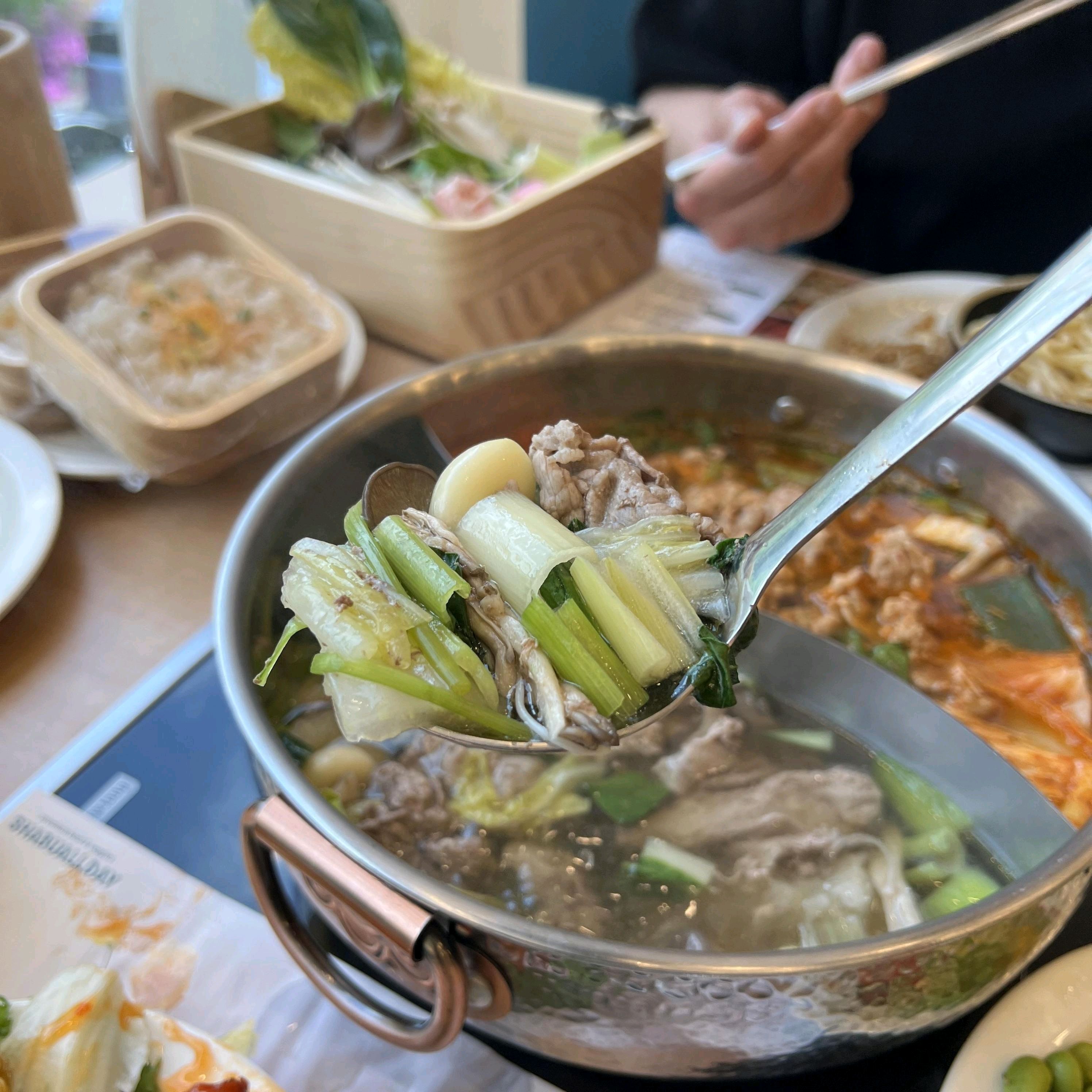 친구랑 같이 먹을 수 있어서 좋았어요 서로 접시 나눠서 골라담아 먹으니 더 맛있는 것 같네