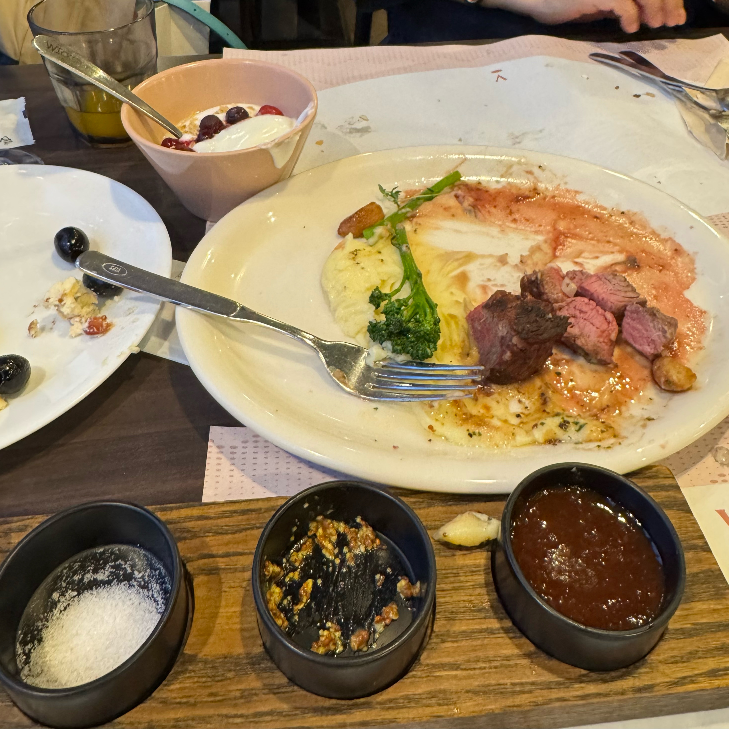 오랜만에 평일저녁 빕스에서 안심스테이크와. 샐러드 먹고왔어요  안심스테이크 크기도크고 부드