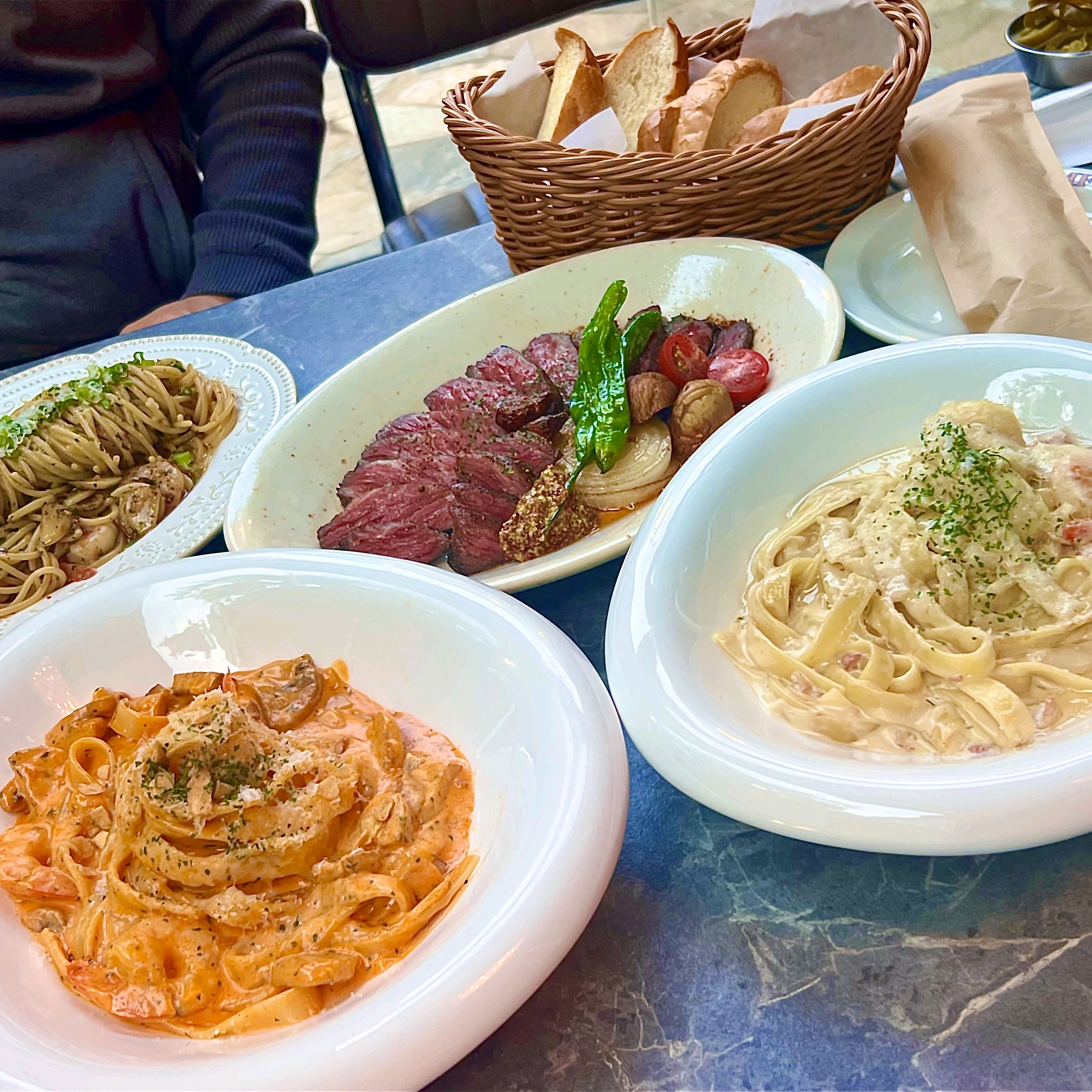 가족과 와서 맛있게 잘 먹고 갑니다. 분위기도 좋고 음식도 맛있어요. 수비드 살치 스테이크