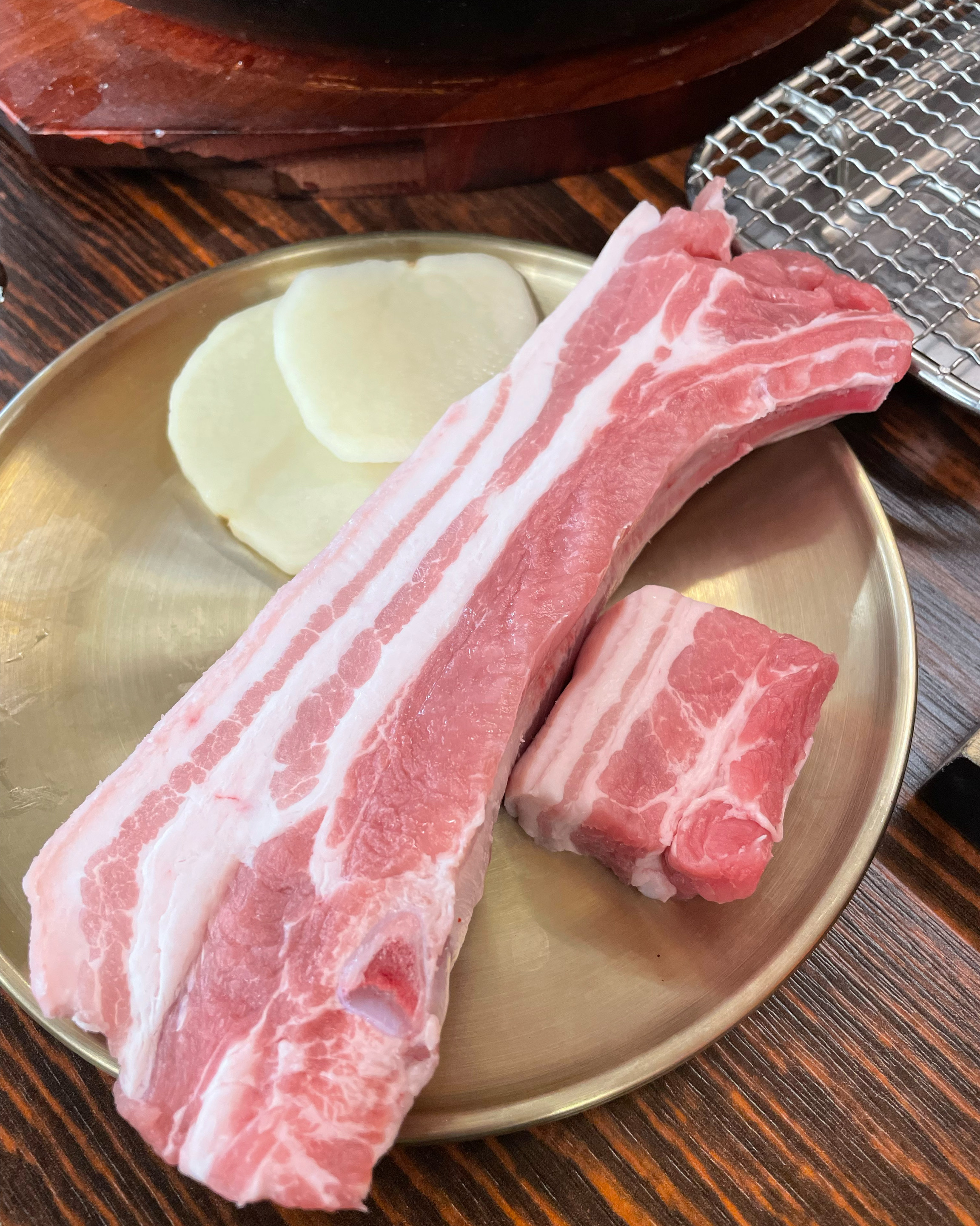 사장님이 고기 맛있게 구워주셔서 너무 맛있게 먹었어요!! 뼈삼겹 최고! - 천호동 맛집 천호돈 천호본점