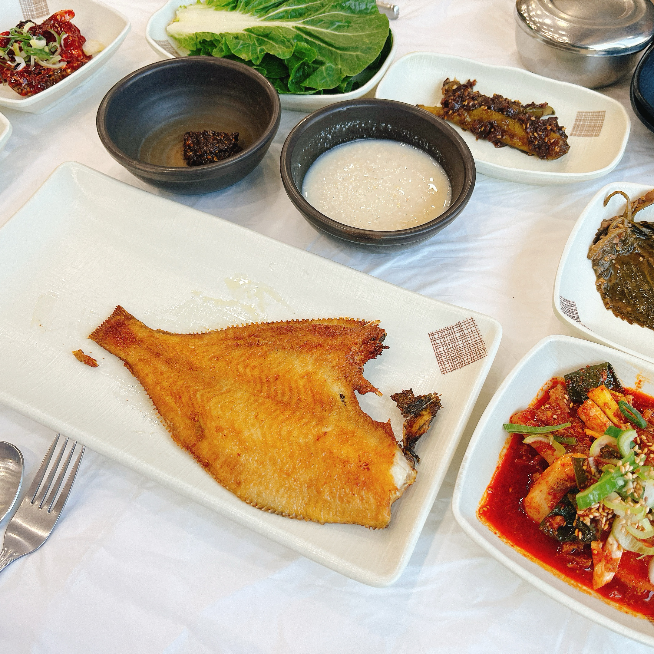 짬뽕순두부가 아니라 순두부전골이 유명하며 밑반찬이 맛있습니다. 근처 유명한 집들이 많은데