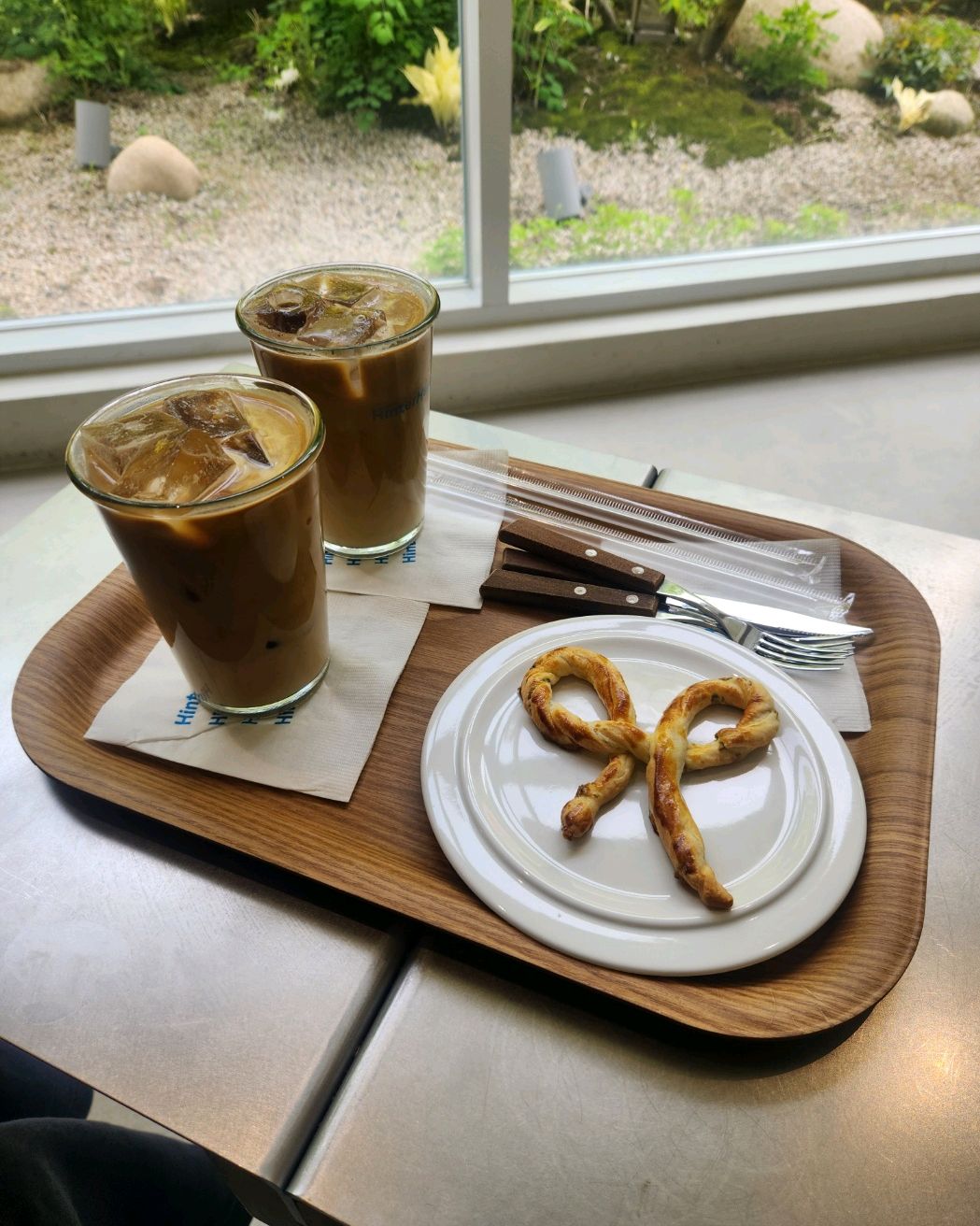 커피도 맛있고 리본파이 먹기가 아까울 만큼 예뻐요. 매장도 깨끗하고 공간이 분리 되어