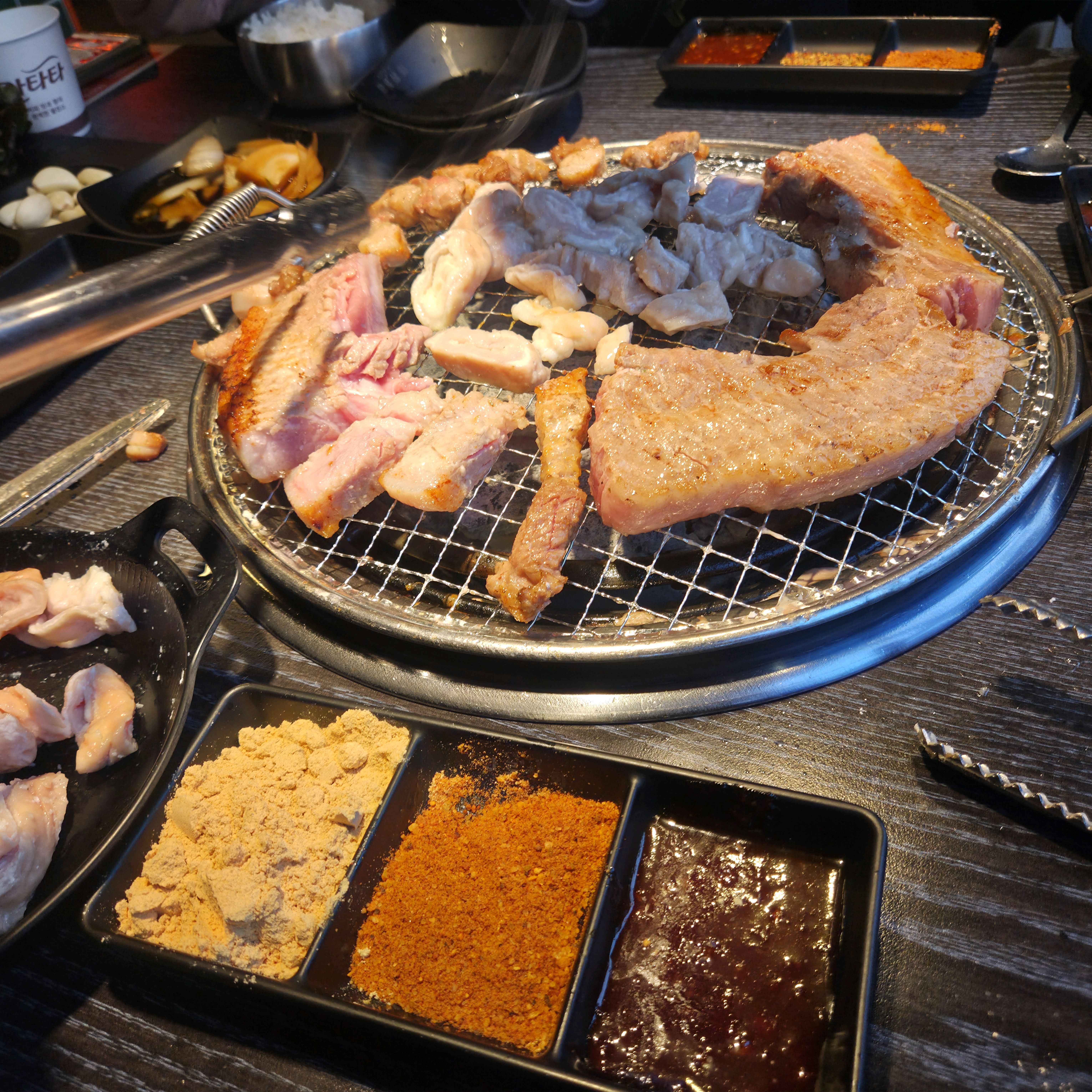 직원분이 친절하고 고기 신선해요. 막창 너무너무 맛있네요. 강추합니다 ^^ - 불당동 맛집 화로상회 천안불당점