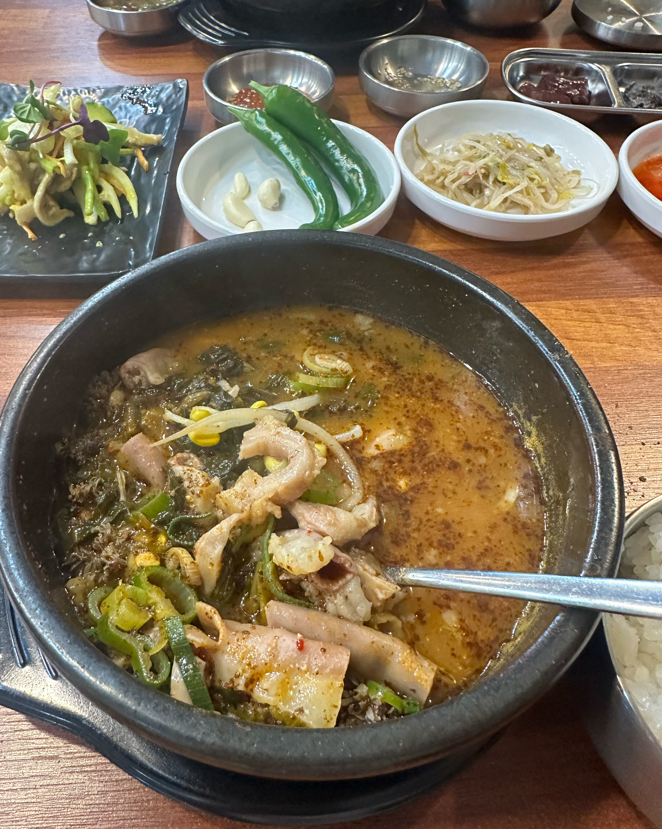 내장탕 할인행사해서 6천원에 먹었는데요, 재료가 신선한게 느껴지고 내용물도 실하게 들어있어