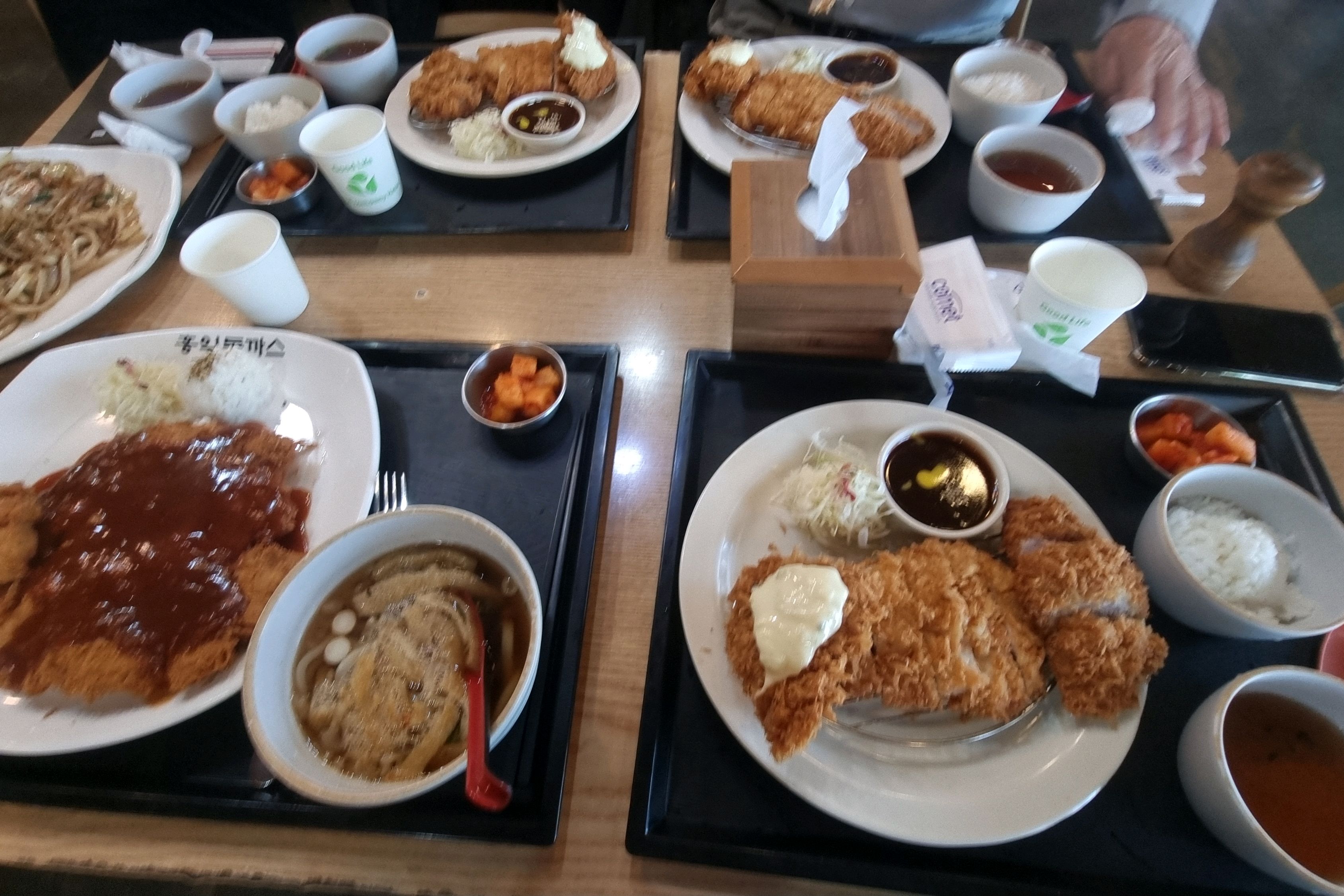 음식만 30분 넘게 기다리고 여자 서빙하시는분 불친절하시네요 분명 손님이 오래기다린걸 알텐