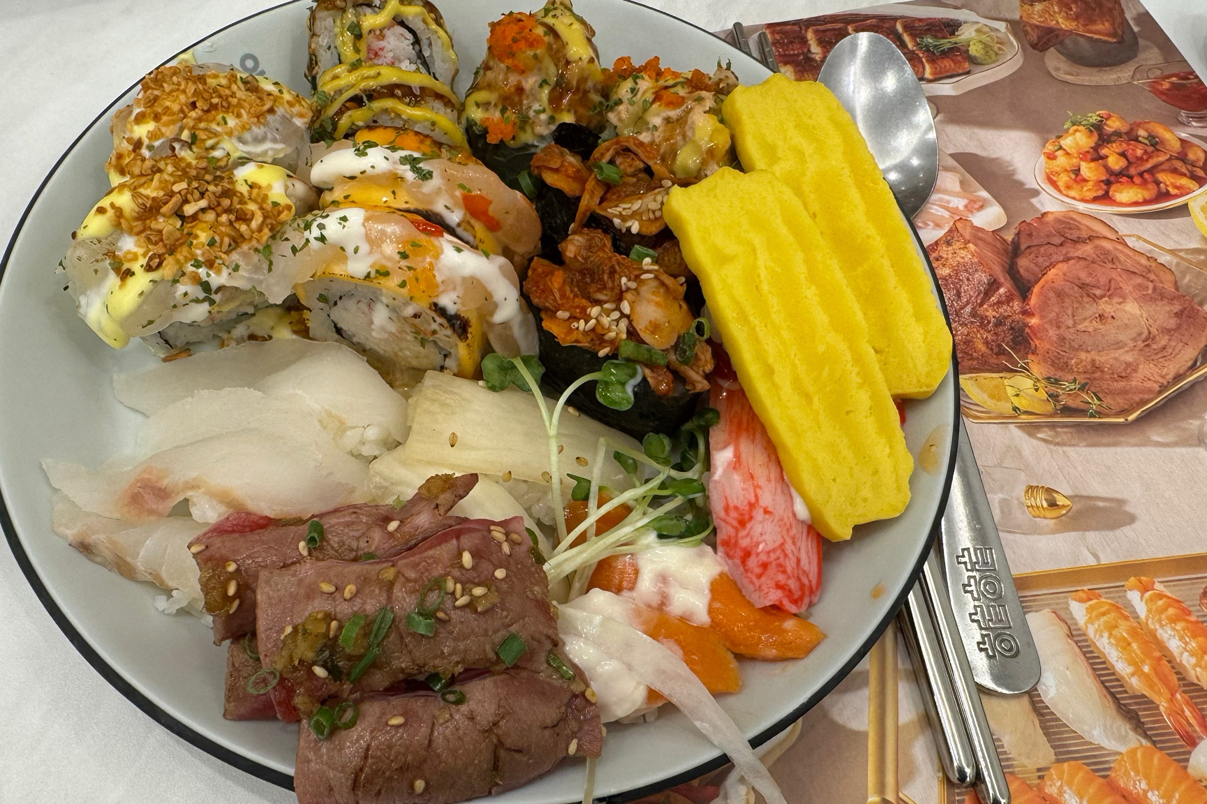 초밥 밥이 양이 적어요!!! 음식도 맛있고 아이들 놀이방도 있어서 완전 만족합니다🙂 - 송탄 맛집 추천 쿠우쿠우 송탄점