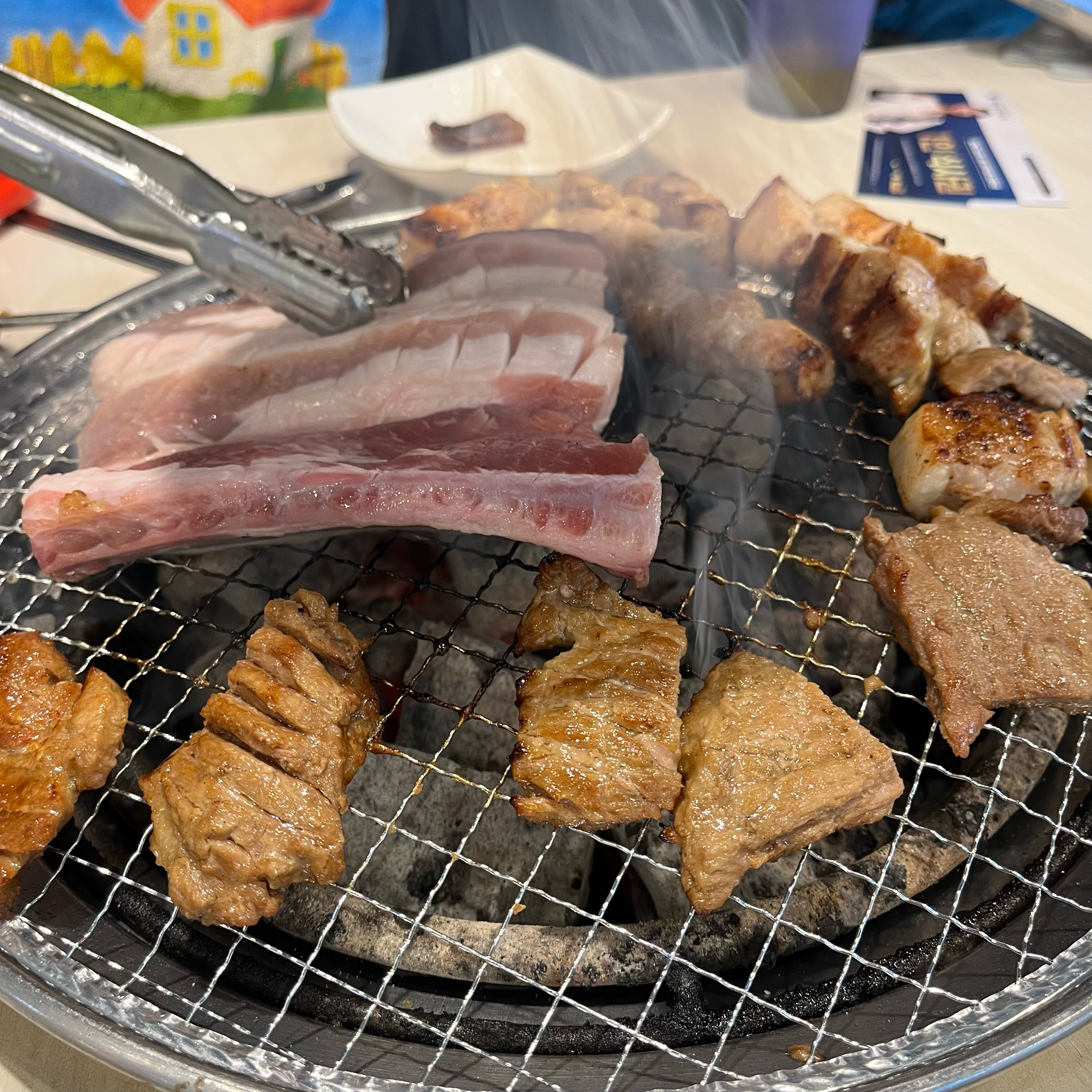 와 진짜 미쳤습미다.. 양념갈비랑 삼겹살은 말할 것도 없고 돼지껍데기가 진짜 최상위클래스에