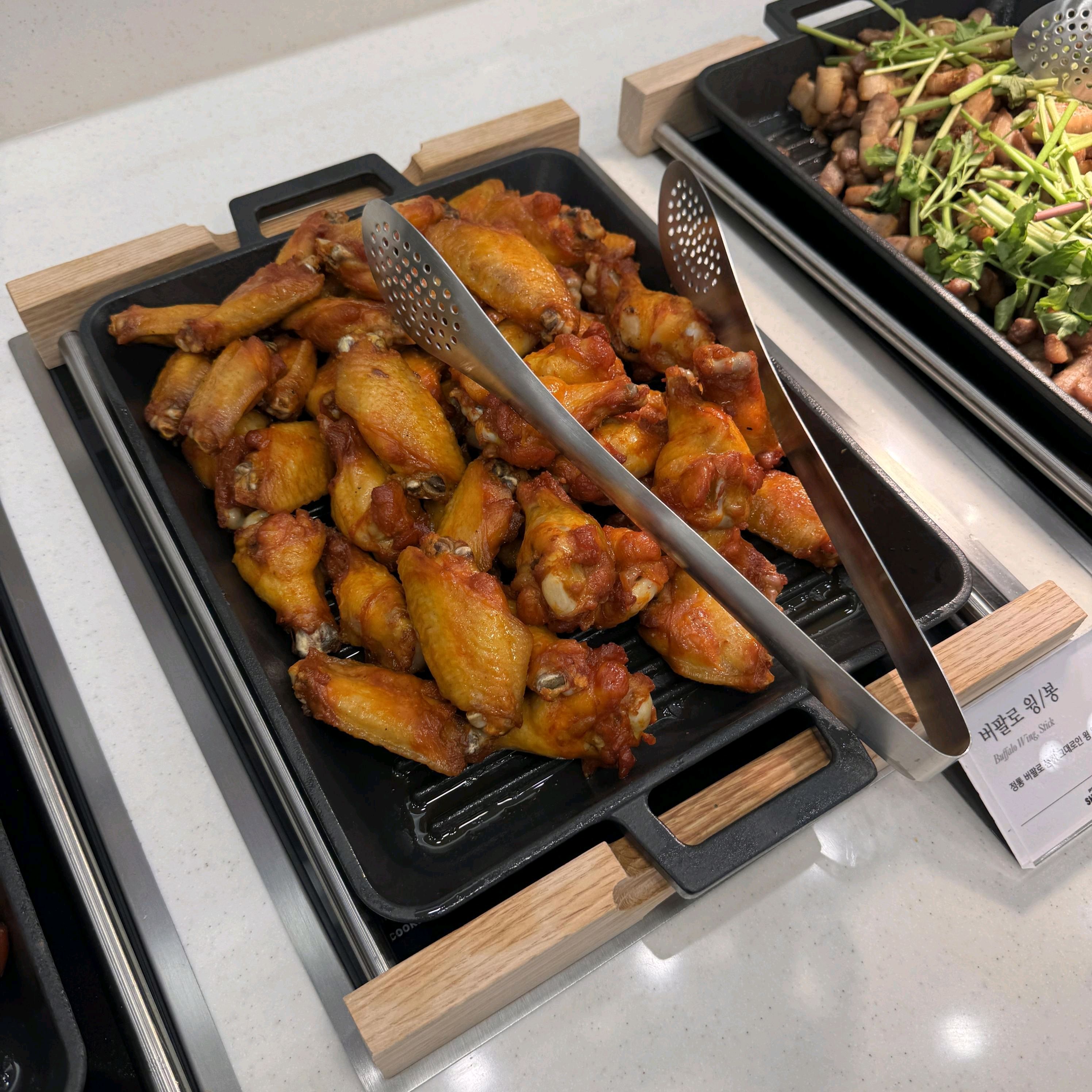 샤브샤브 무제한으로 실컷 먹을 수 있어서 정말 좋았어요 월남쌈이랑 샐러드바 디저트까지 다양