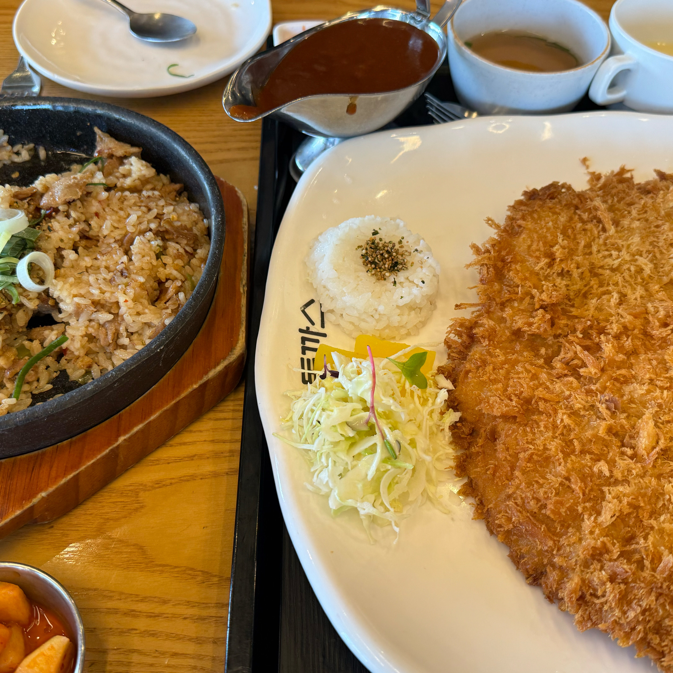 불고기볶음밥 매콤하게해서 먹으니까 돈가스 느끼함도 잡아주고 맛있어요😛 매장도 넓고 주차하기