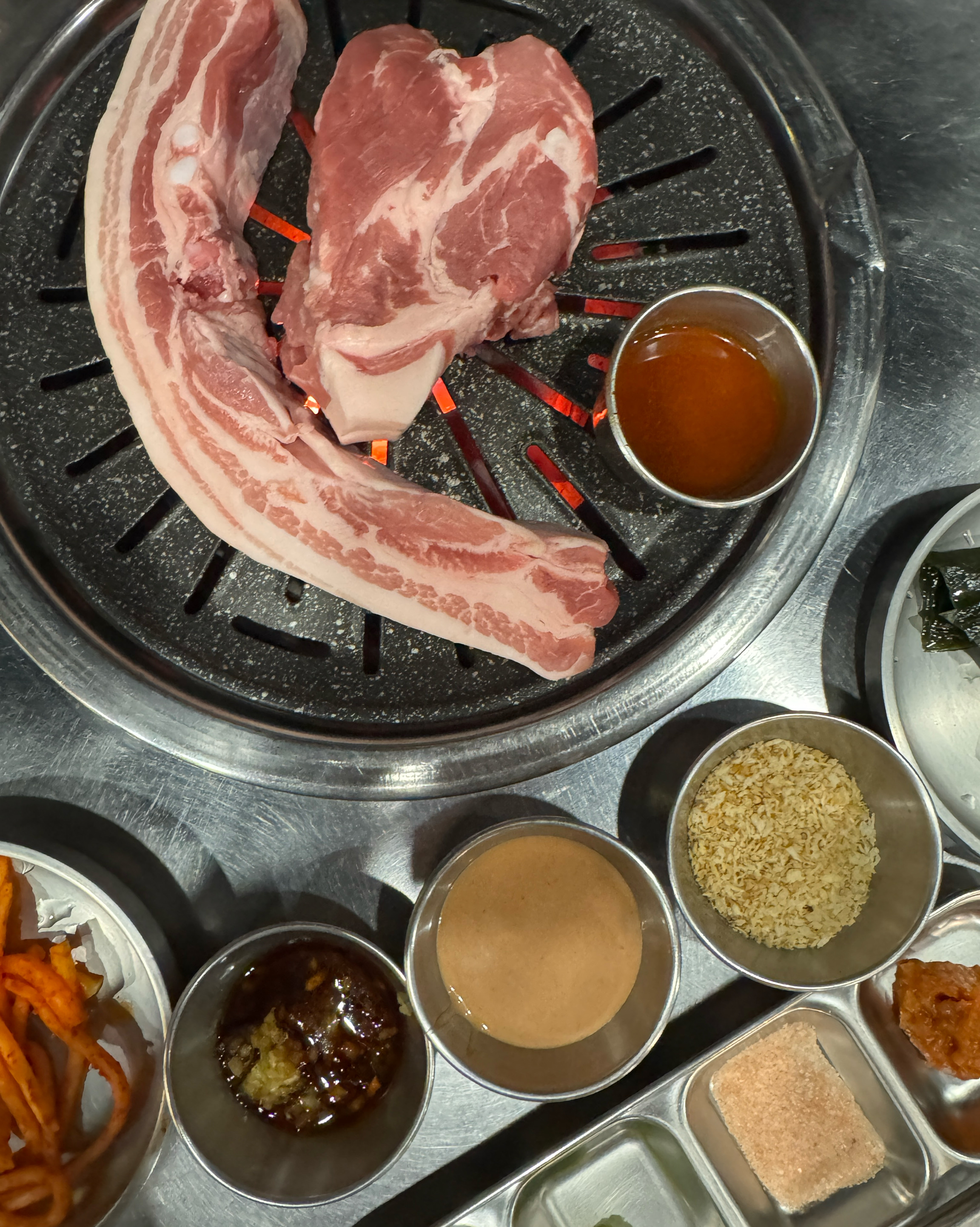 밥 먹기엔 늦은 시간에 늦게까지 일정 소화하느라 배고프고 지쳐있는 우리가 어쩌다 발견한 문