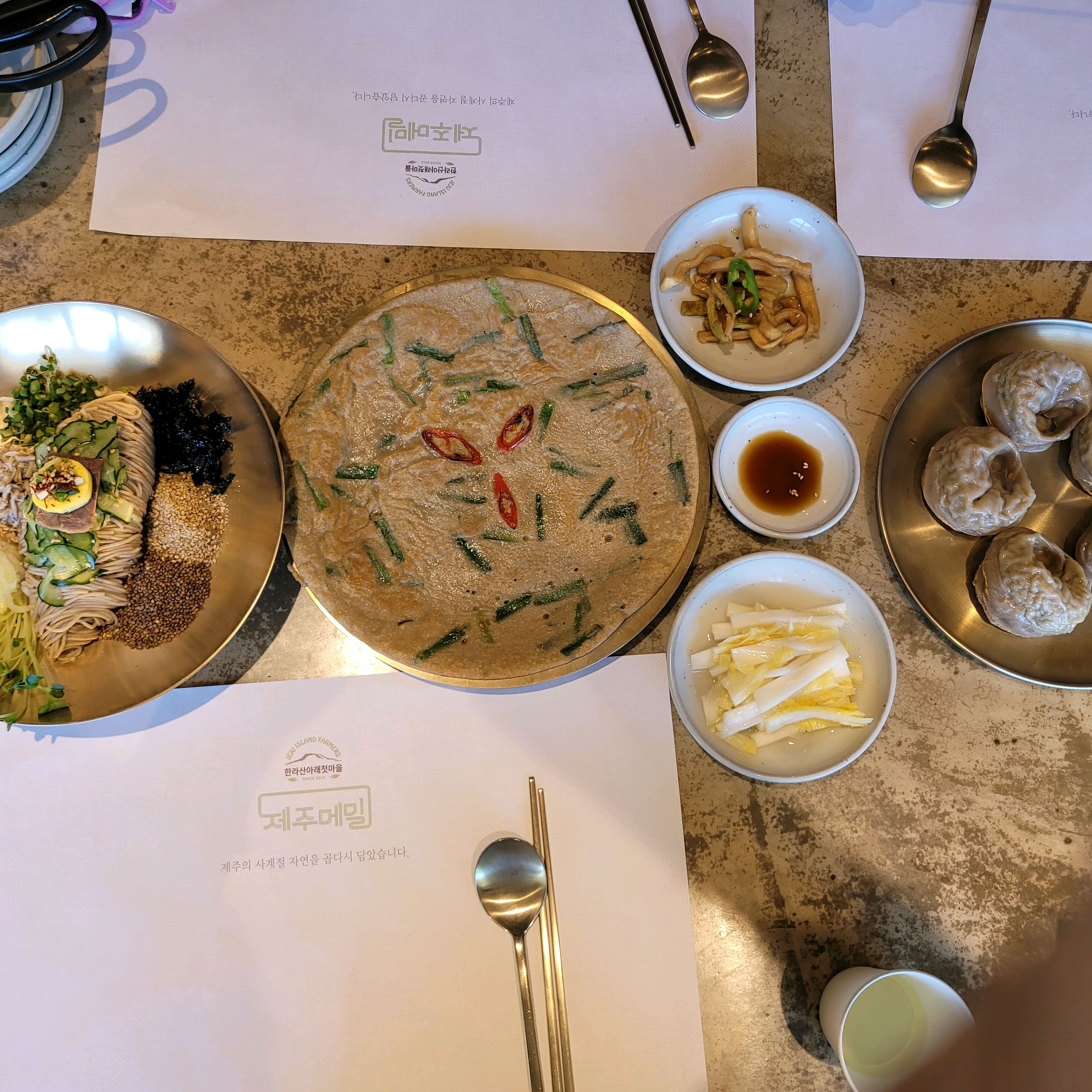 육지에서 손님이 오면 식사 한 끼는 꼭 한라산 첫마을에 모시고 온다. 비비작작면 예쁨에 놀