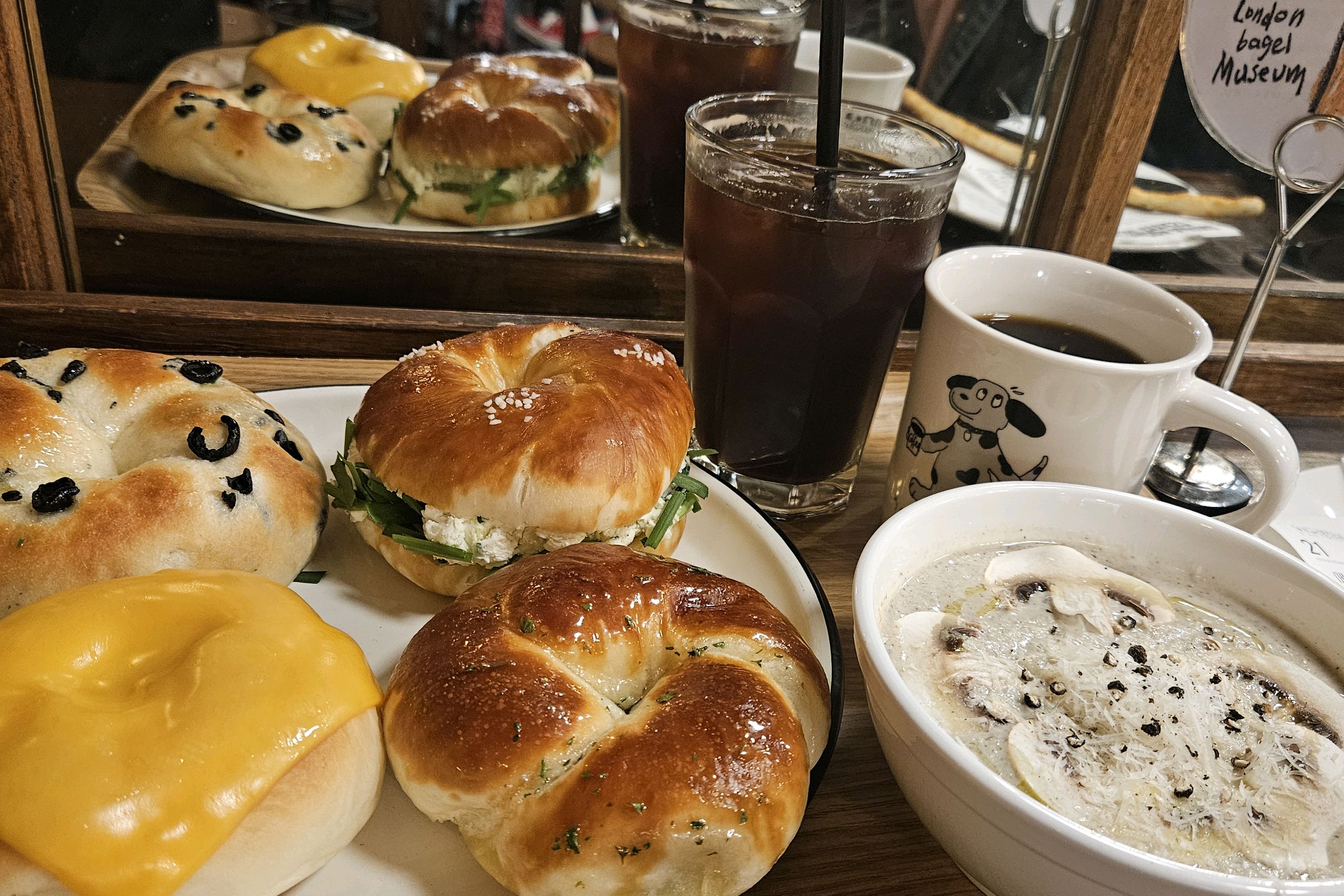 오늘의 킥은 양송이스프!! - 정자동 맛집 런던베이글뮤지엄 수원점