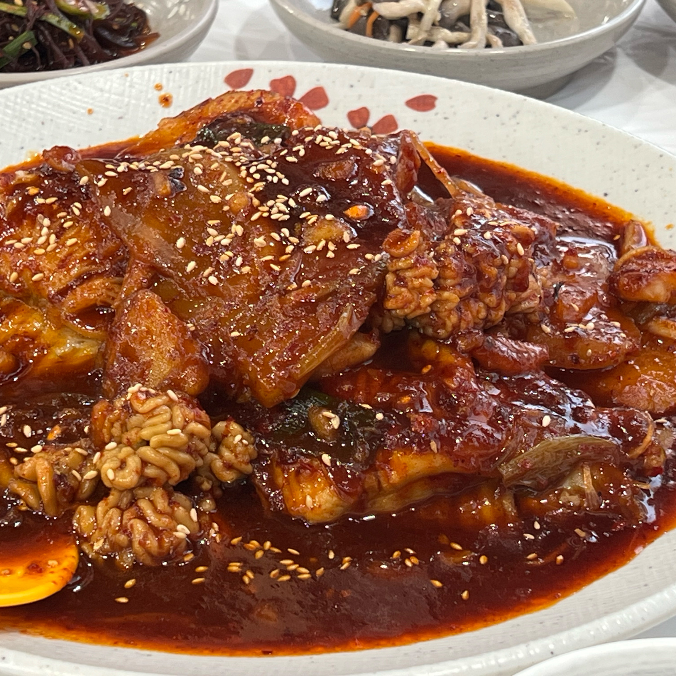 당일 속초 여행 오자마자 첫 맛집으로 여기 왔는데 가오리찜 너무 부드럽고 양념도 매콤한게