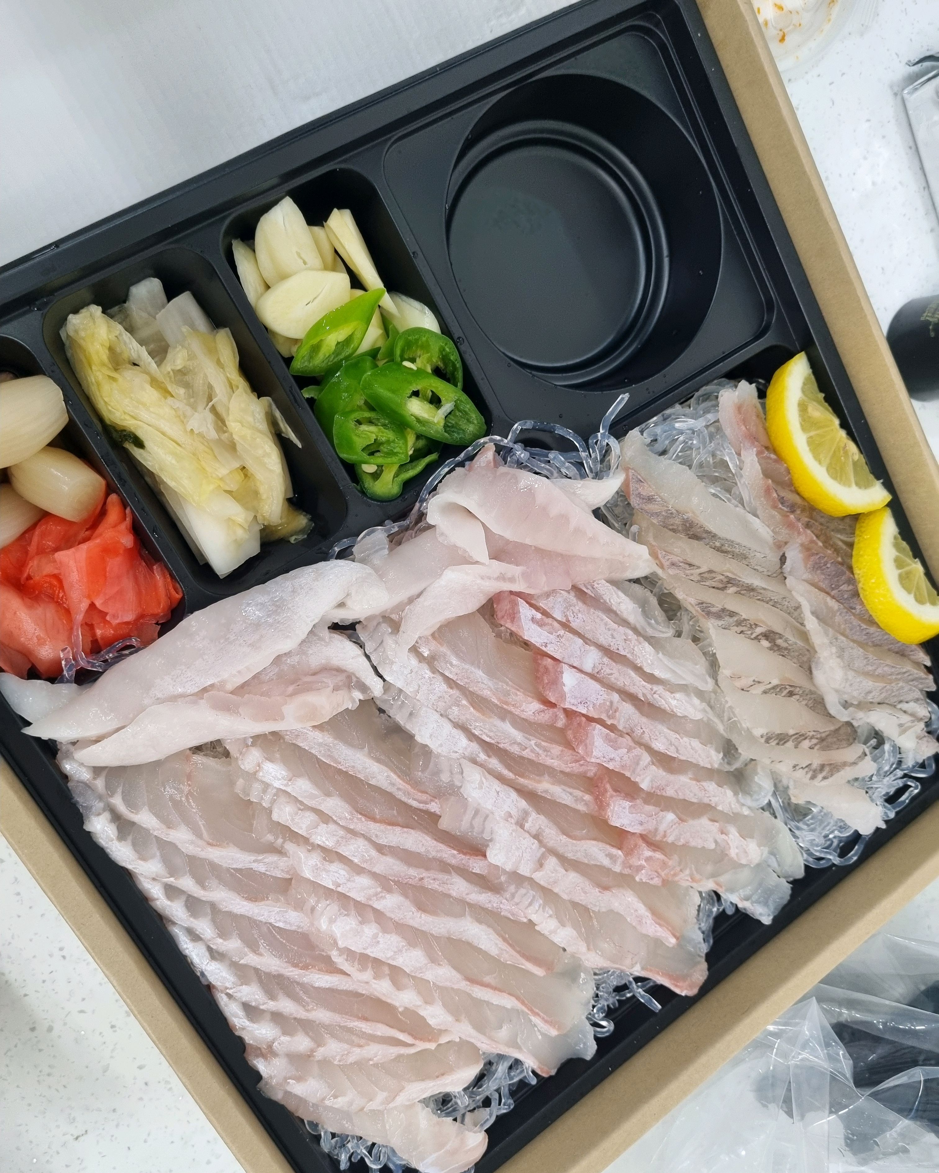 검색해봤는데 스키다시도 잘 되어있다고 해서 숙소에서 먹으려고 포장주문 했습니다 :) - 경포대 맛집 강릉맛집 강릉횟집 천둥회와물회 경포대점