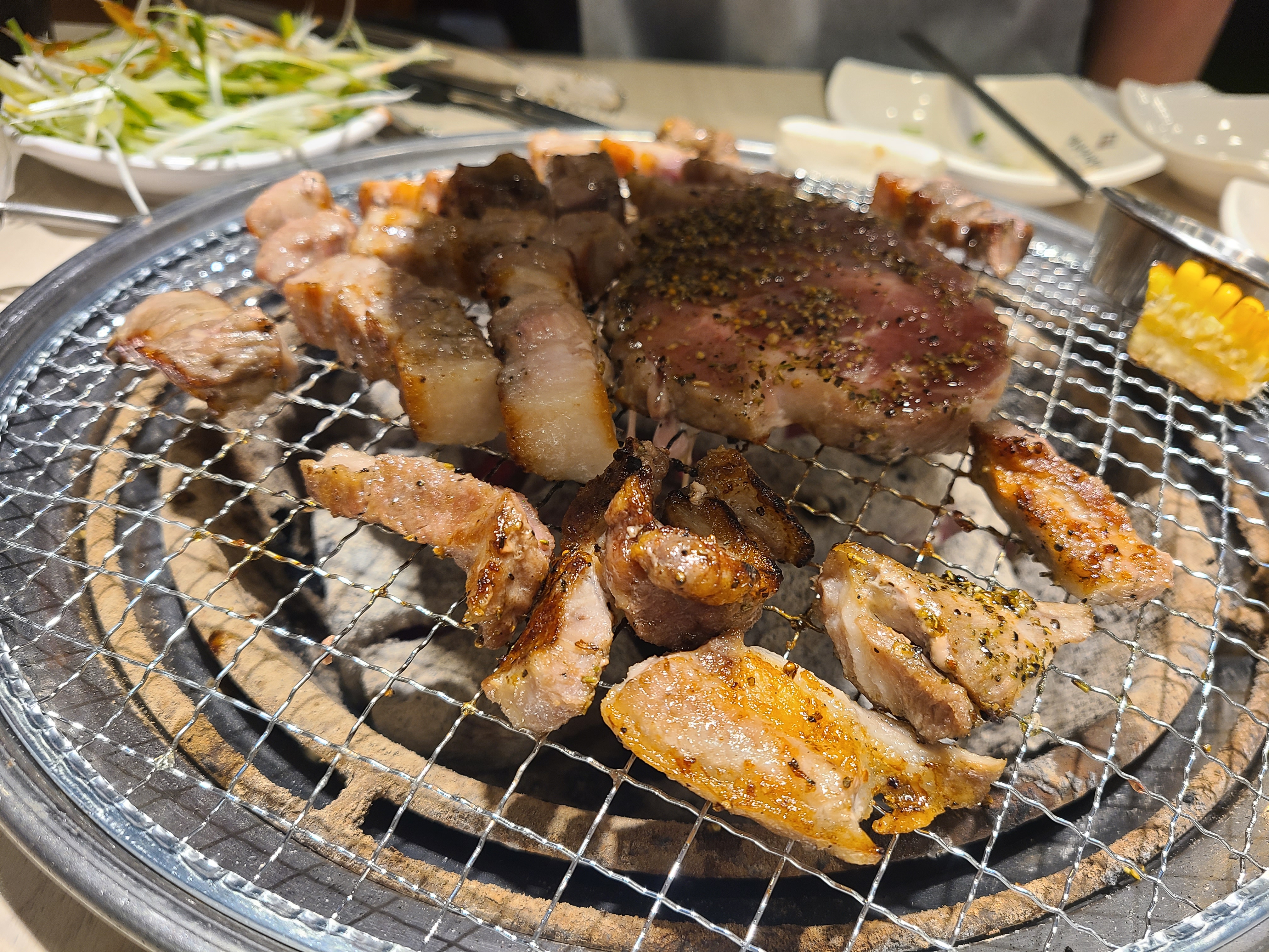 고기 질이 엄청 좋네요?!! 삼겹살 특히 강추에요~ 갈비 먹으러 왔다가 페퍼 스테이크랑 삼