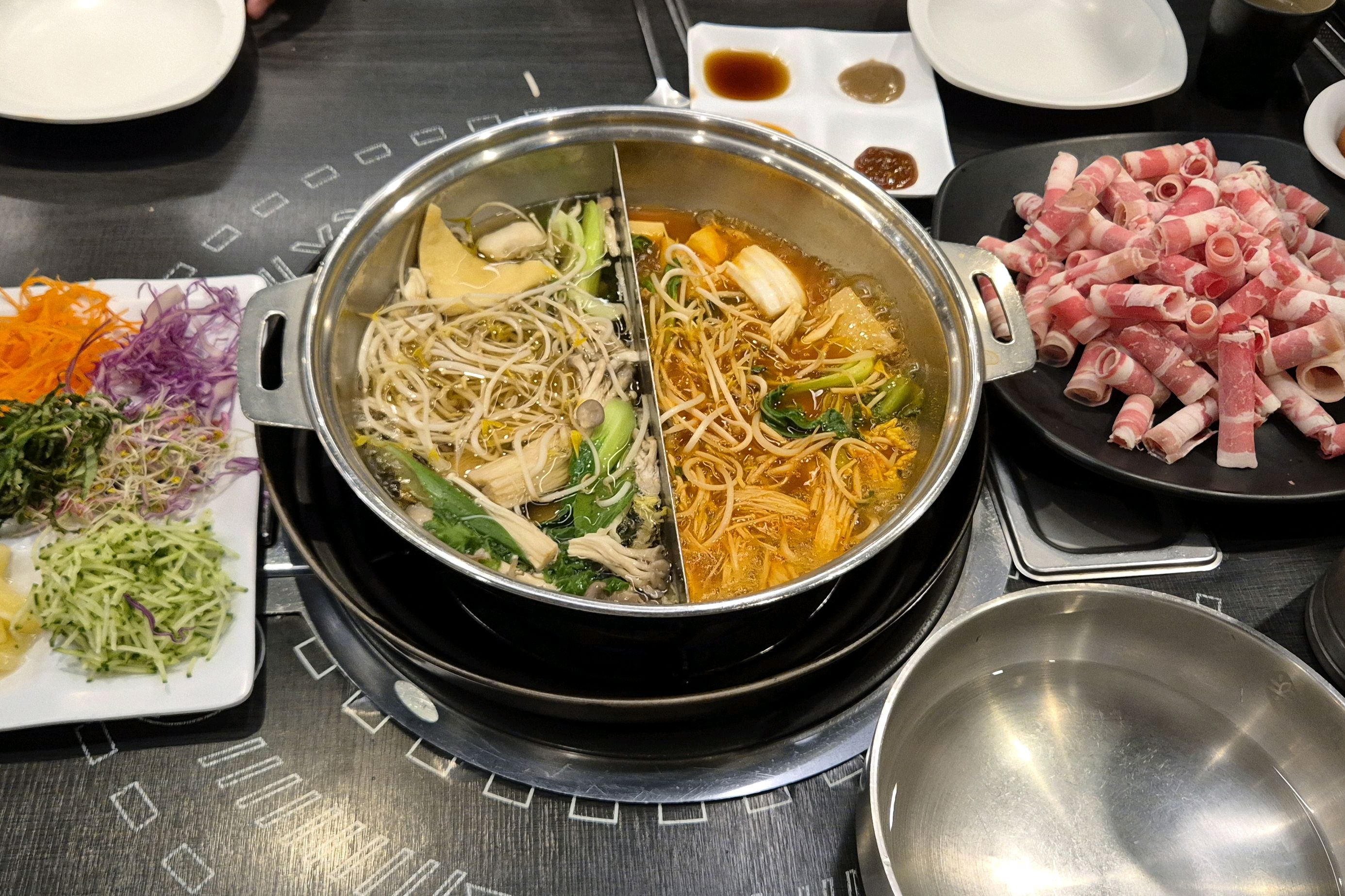 샤브샤브 러버라서 군산에 있는 웬만한 샤브샤브집 다 가봤는데 소담촌보다 맛있는 집 아직 못
