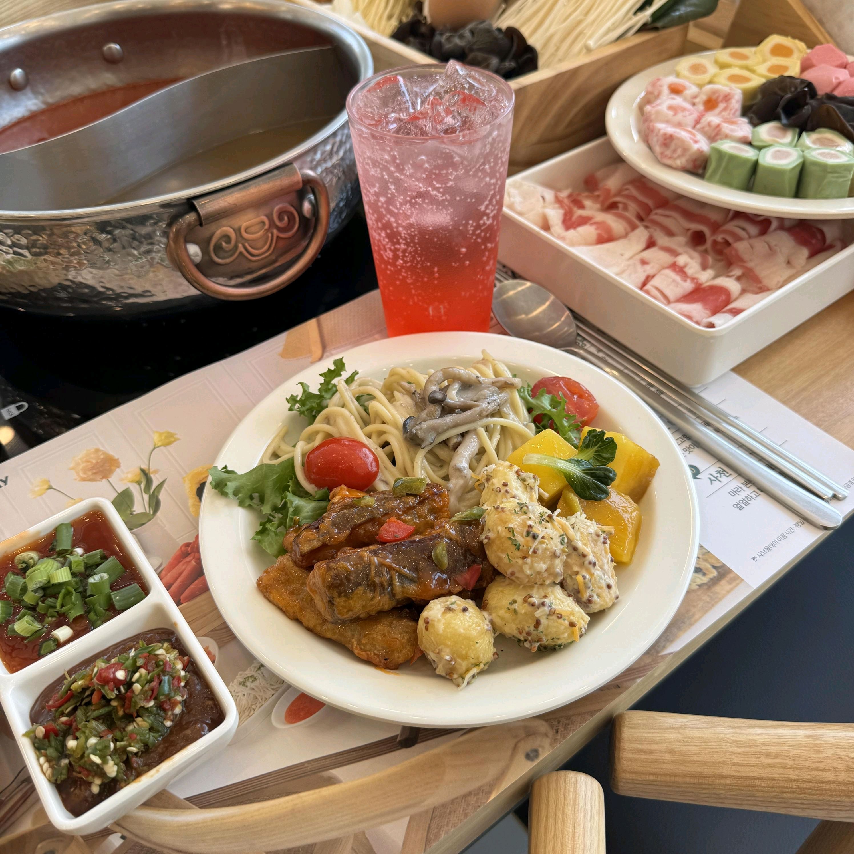 신선한 재료에 깊은 맛의 국물이 일품인 곳이에요. 직원분들 친절하게 응대해주시고 매장도 항