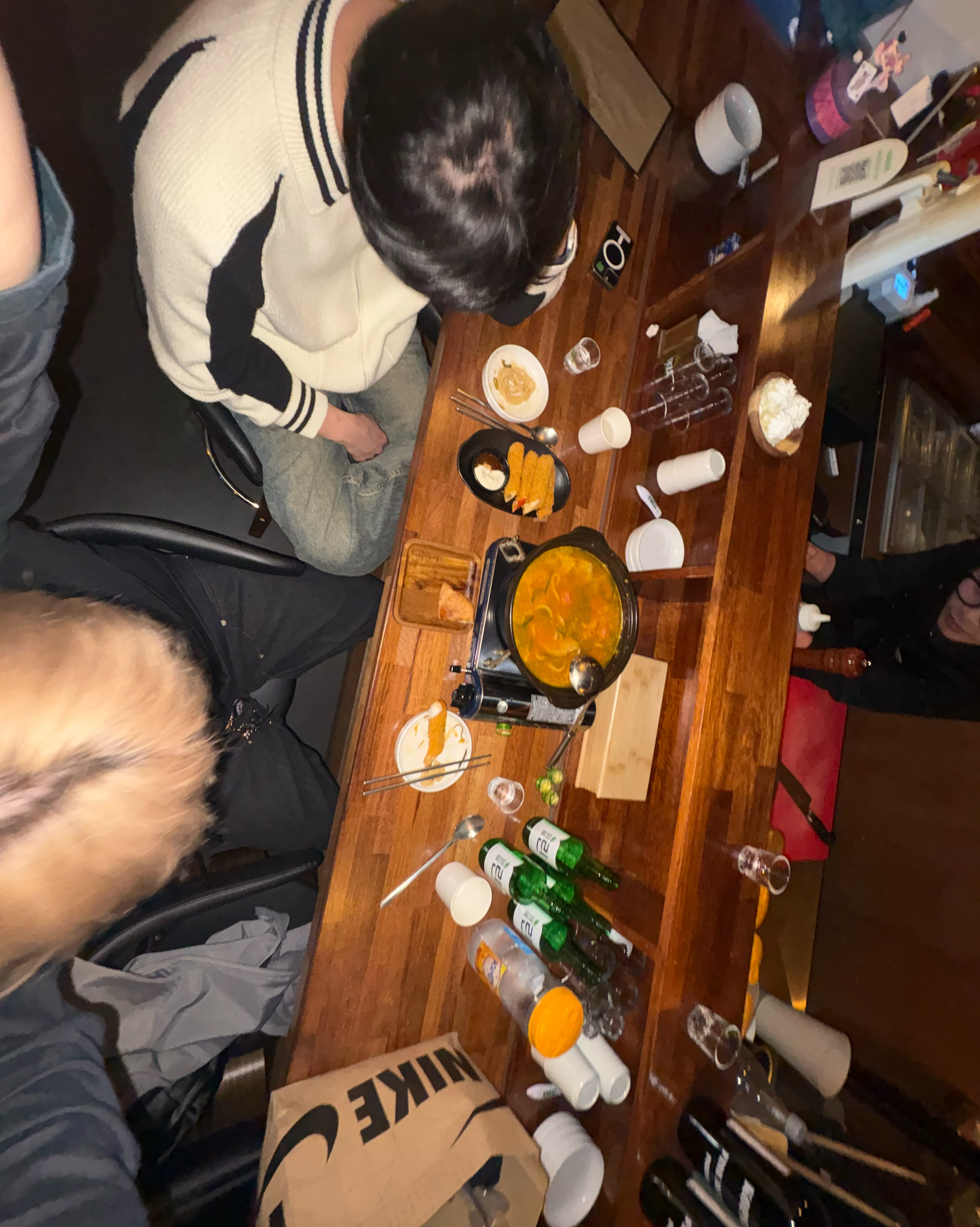 신불당에 있는 감성 맛집입니다… 다찌 테이블이 있어 데이트하기 좋은 것 같아요 !! 조명도