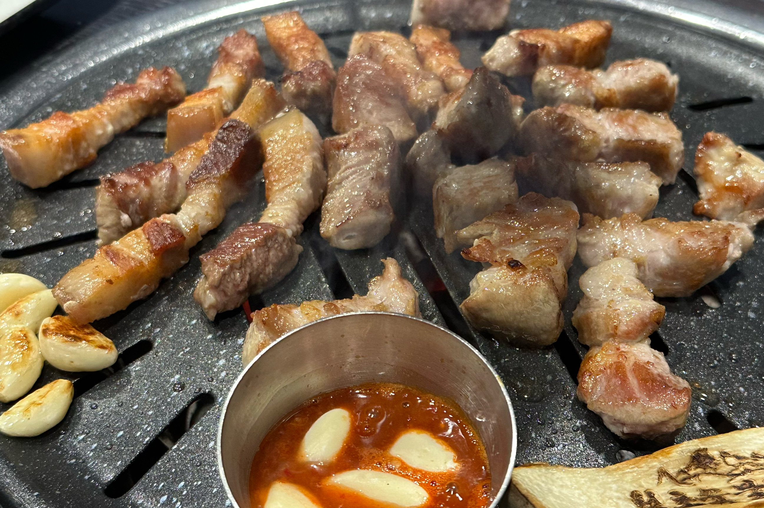 서울에서 여행 왔는데 서울에서 먹던 돼지고기보다 더 맛있네요! 고기 질도 좋고 반려동물이