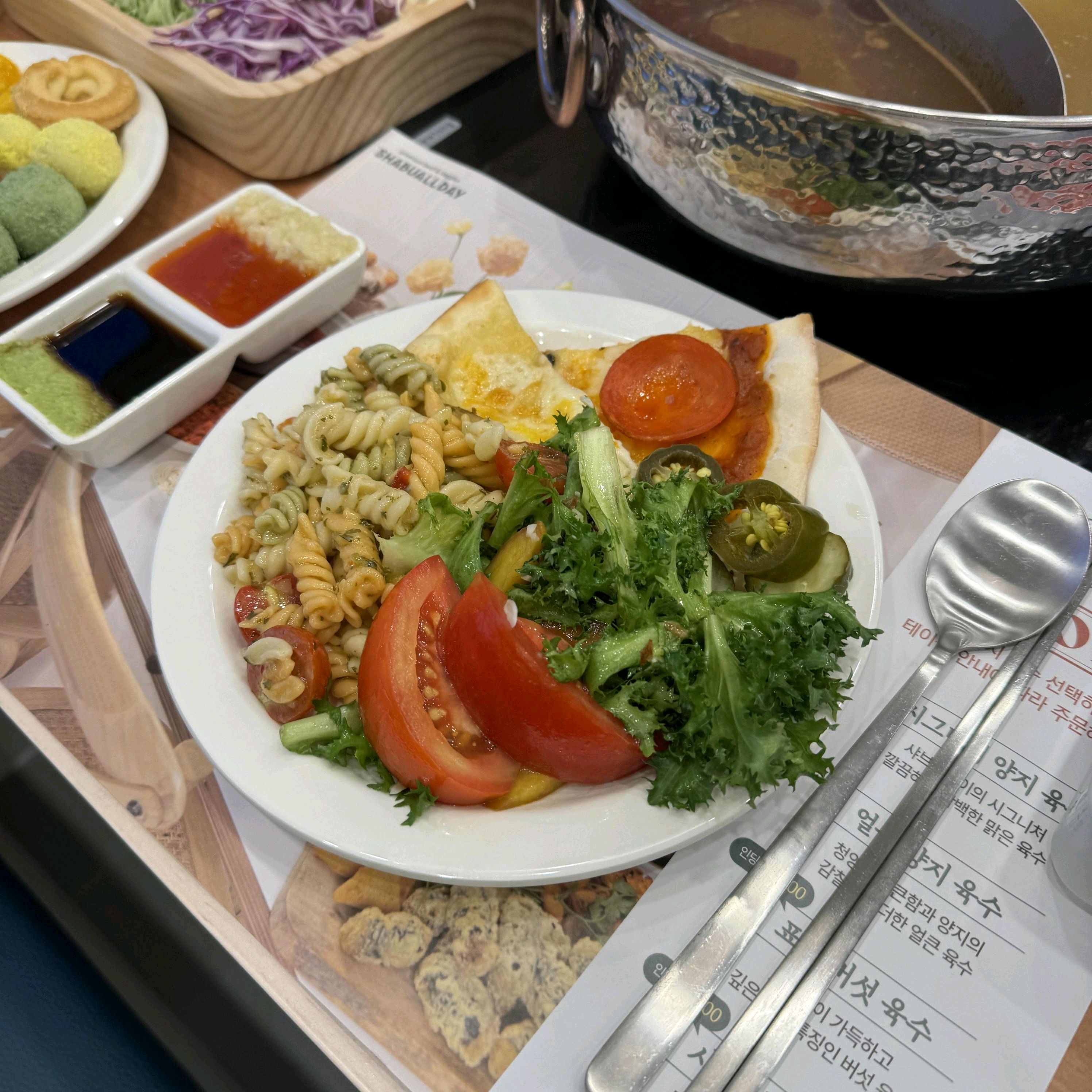 너무 가격도 괜찮은데 다른 무한리필에 비해 육수랑 야채가 신선해서 좋더라고요 대체로 양도