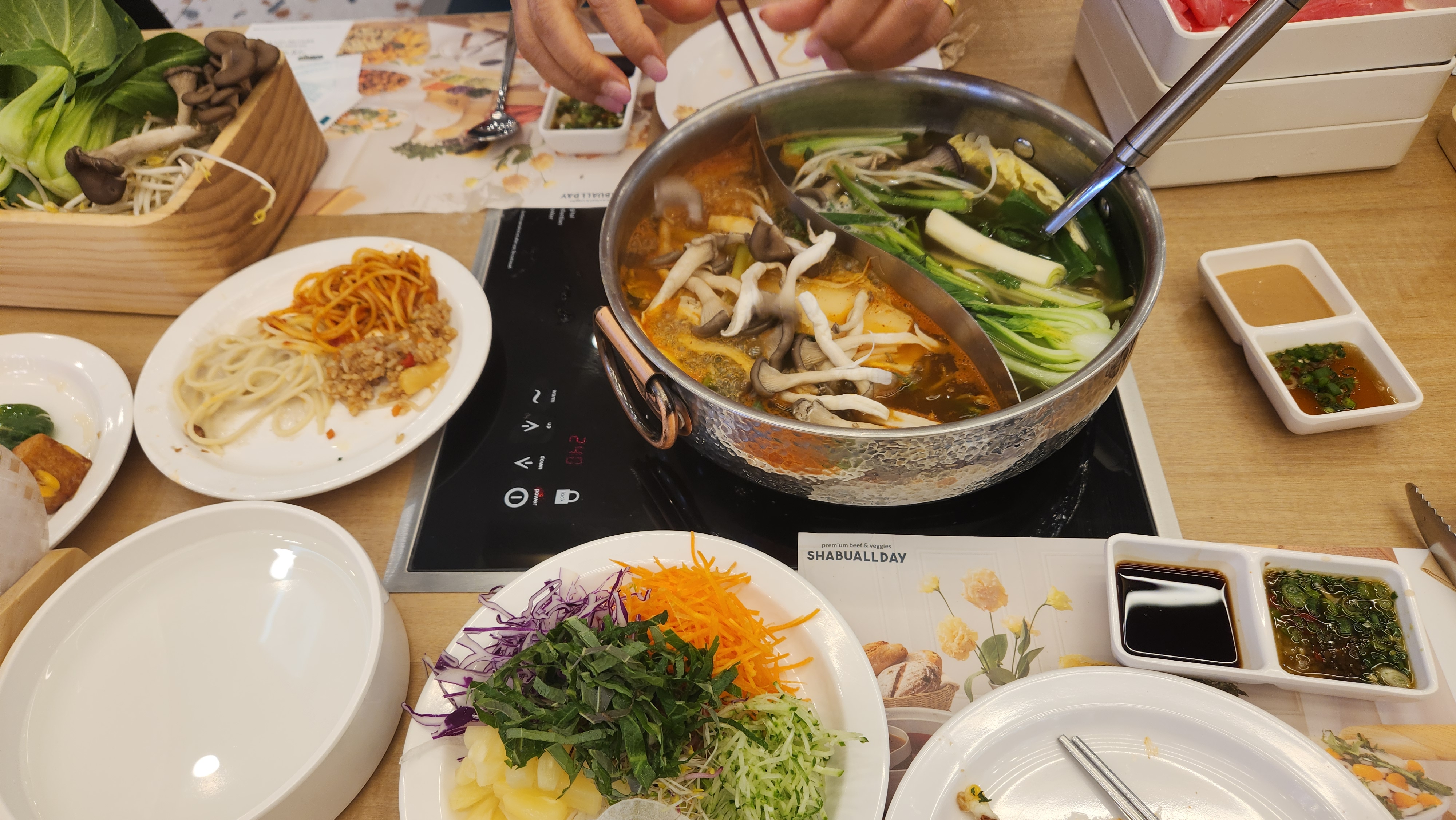 요새 유명하죠 우후죽순으로 생겨나는 샤브올데이! 동네에 있으니 한번 가봤죠 평일점심 249