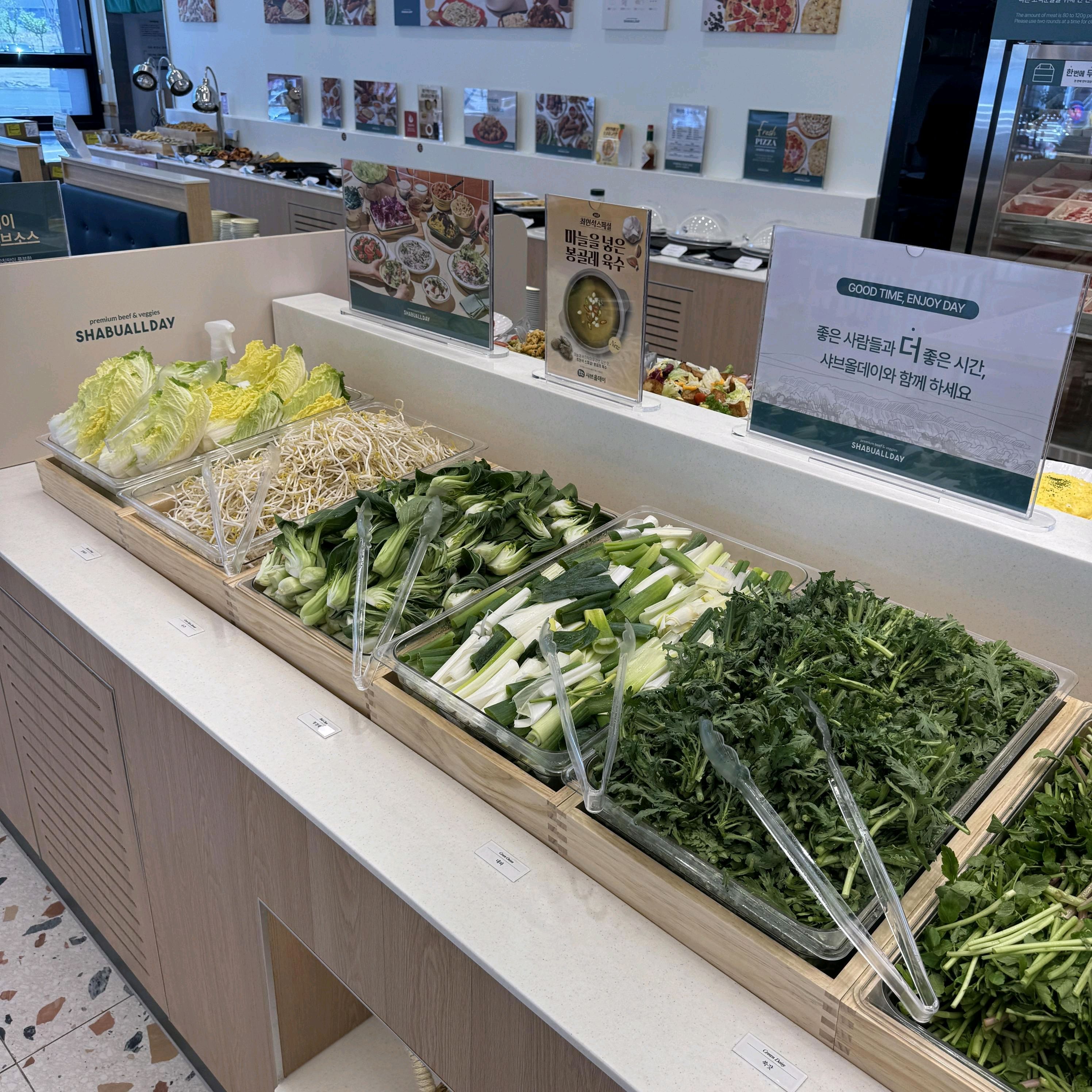 샤브샤브 무제한으로 먹을 수 있어서 좋았어요 월남쌈이랑 죽도 맛있고 샐러드바도 다양했어요