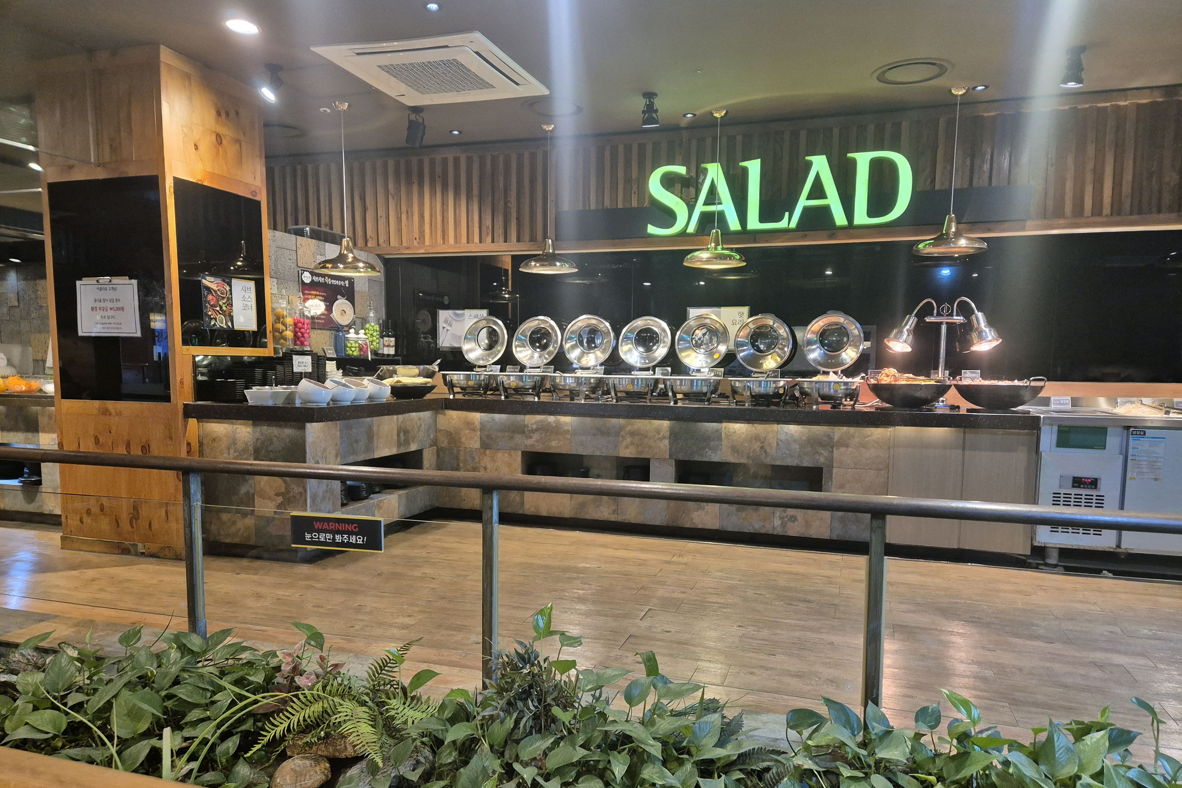 점심에 오니 가격도 적절하고 음식도 맛있어요. 10주년 됐다고 하는데 앞으로도 계속 샤브샤