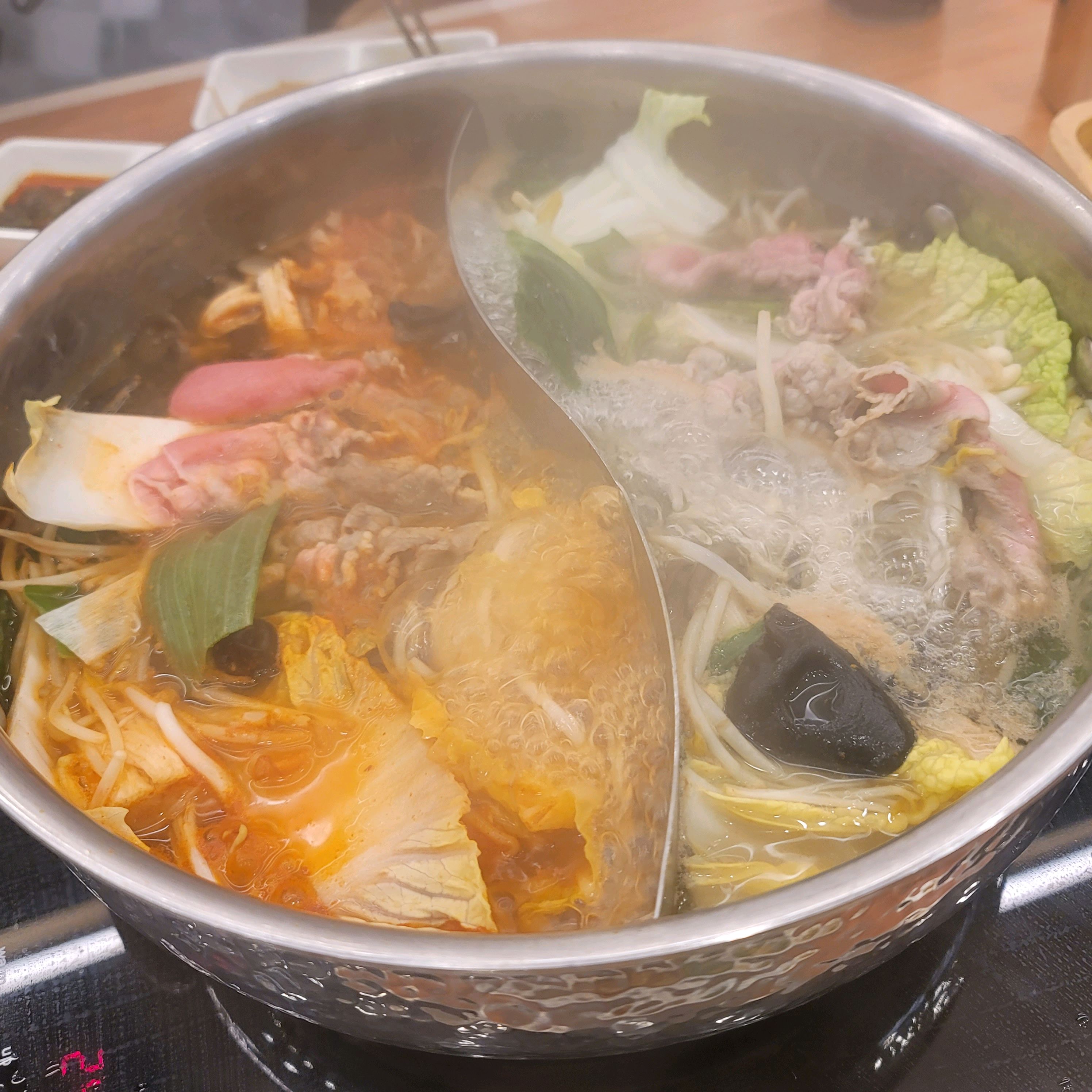 샤브 샤브 브랜드 중 요즘 핫하다고해서 가봤는데, 재료 구성은 좋아서 좋았어요. 재료도 신