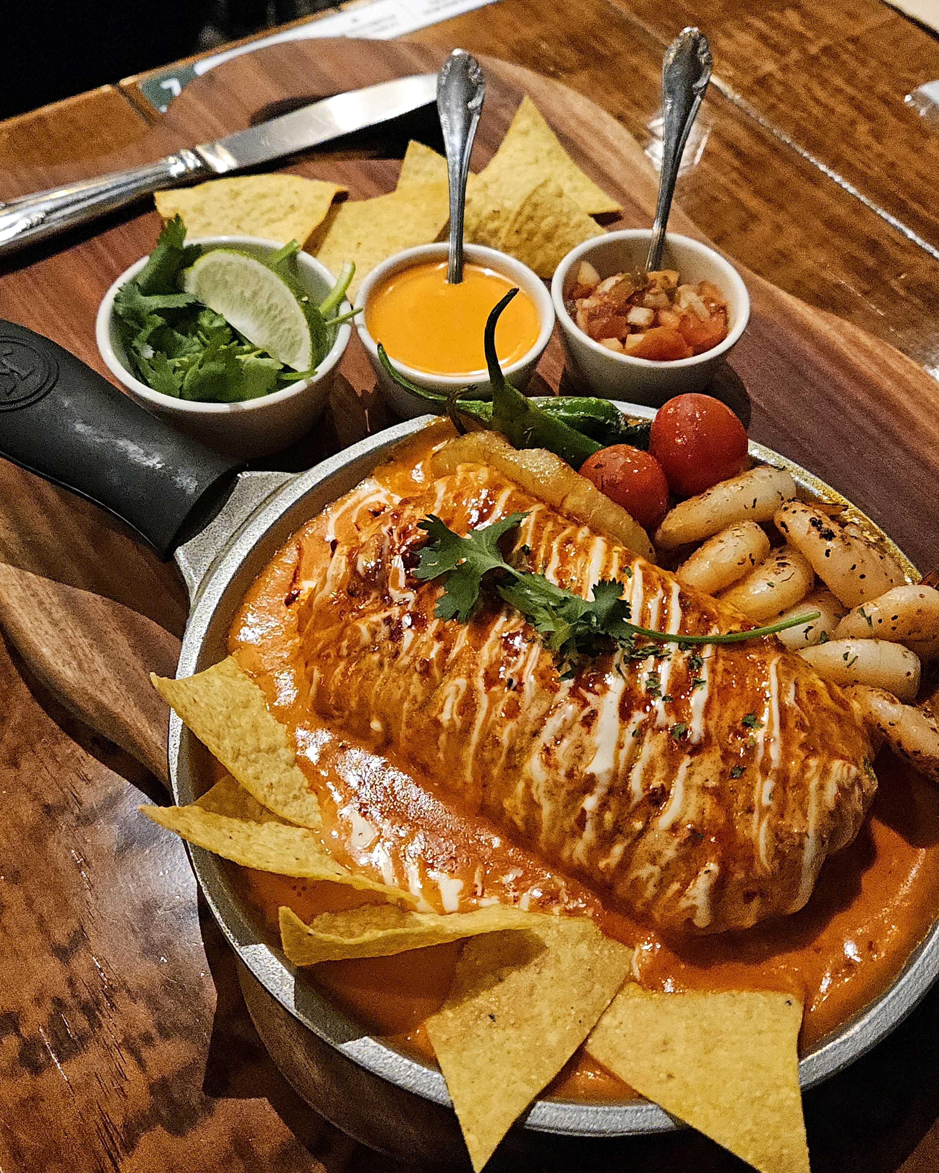 매운 거 좋아하는데 불닭 엔칠라다 너무 맛있게 잘 먹었어요🥹🥹🩷 둘이서 먹기에 구성이 너무