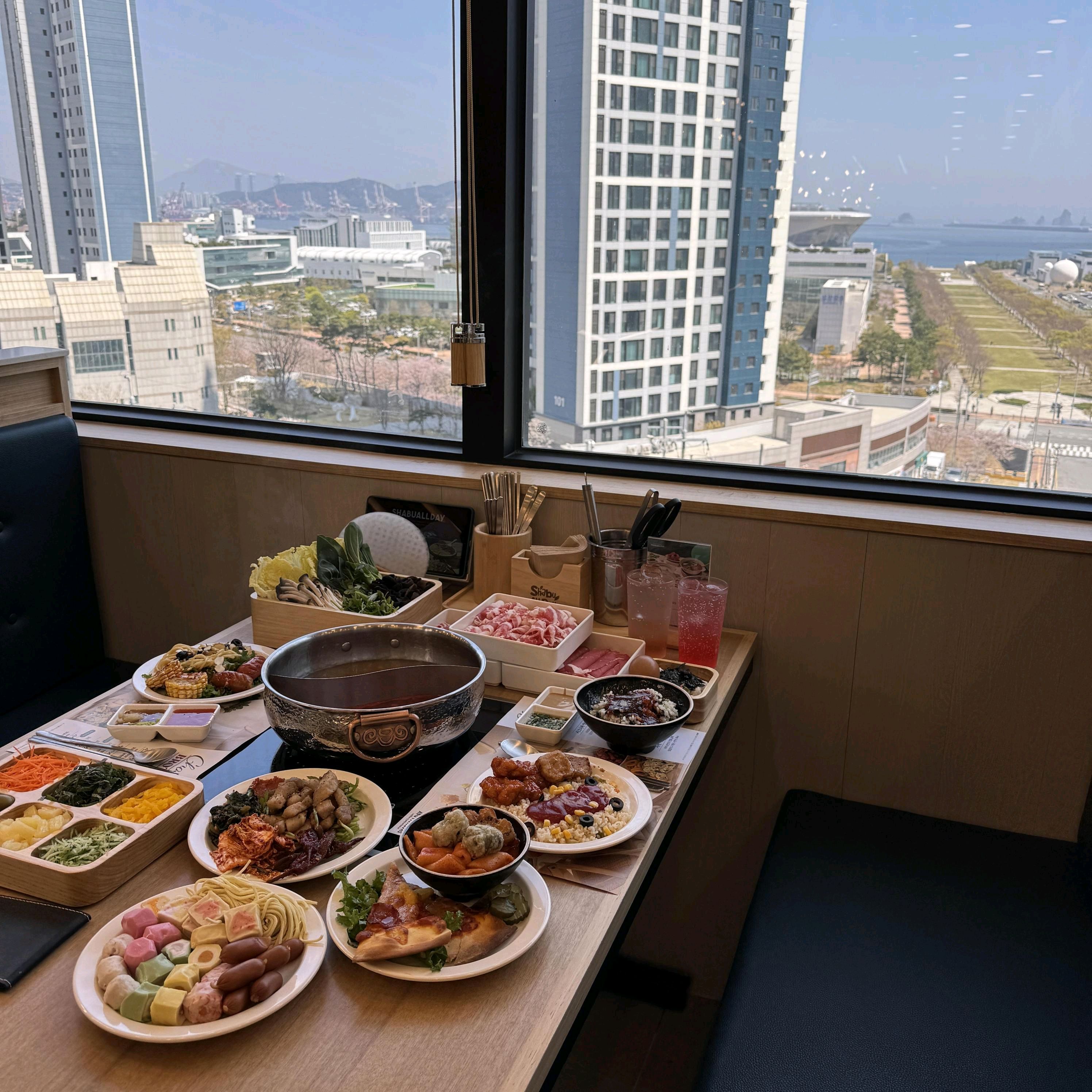 샐러드바 메뉴도 다양하고 샤브샤브를 무제한으로 즐기니 너무 좋았어요 고기랑 야채 모두 신선