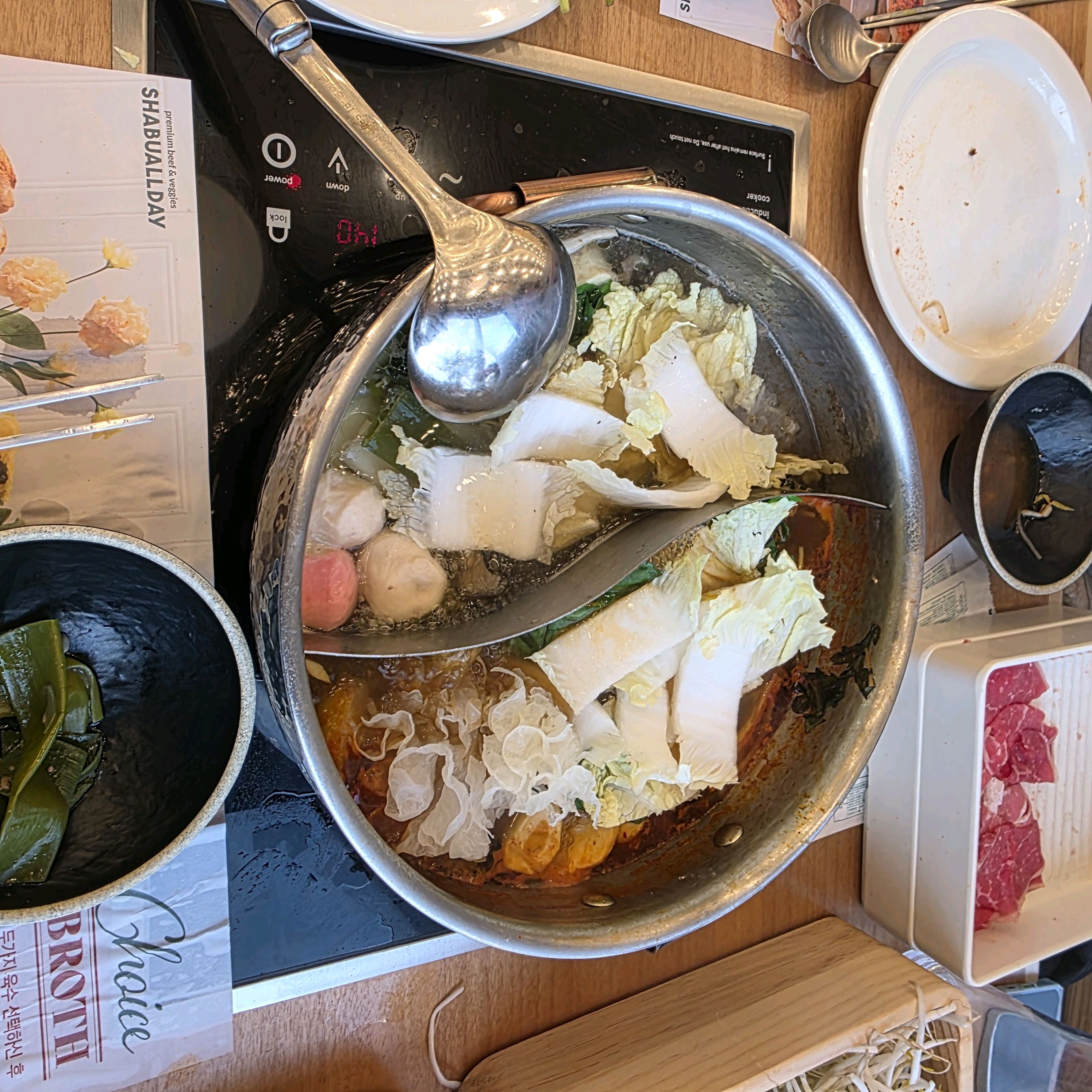 친절하고 깨끗한 상태유지 중인듯 합니다 배부르게 먹고왔어요 주차 할인해택이 없네요 - 수원 금곡동 맛집 샤브올데이 수원금곡점