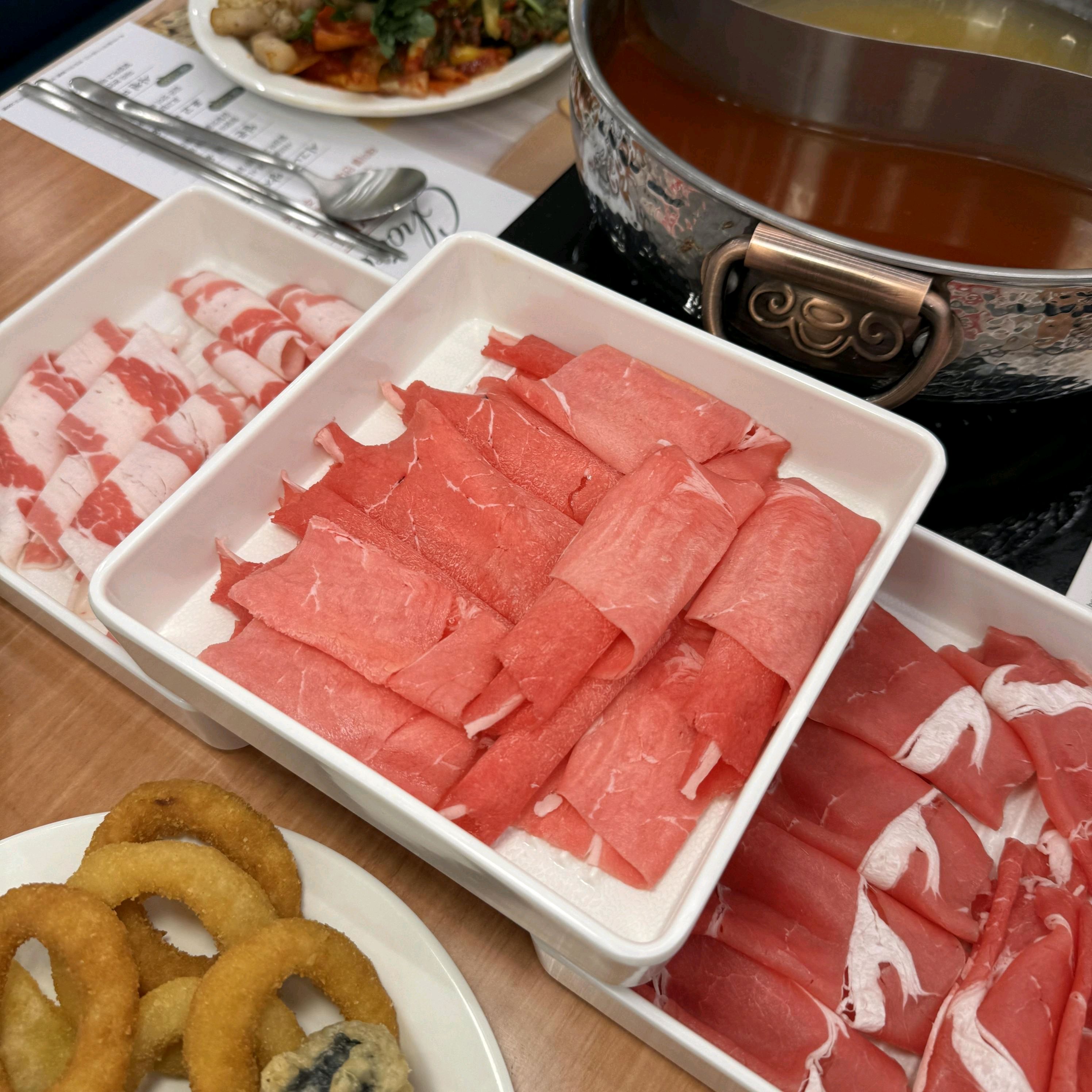 맛있게 먹고 갔네요 직원분들 친절하고 샤브샤브 육수도 맛있고 무제한으로 프리미엄 소고기와