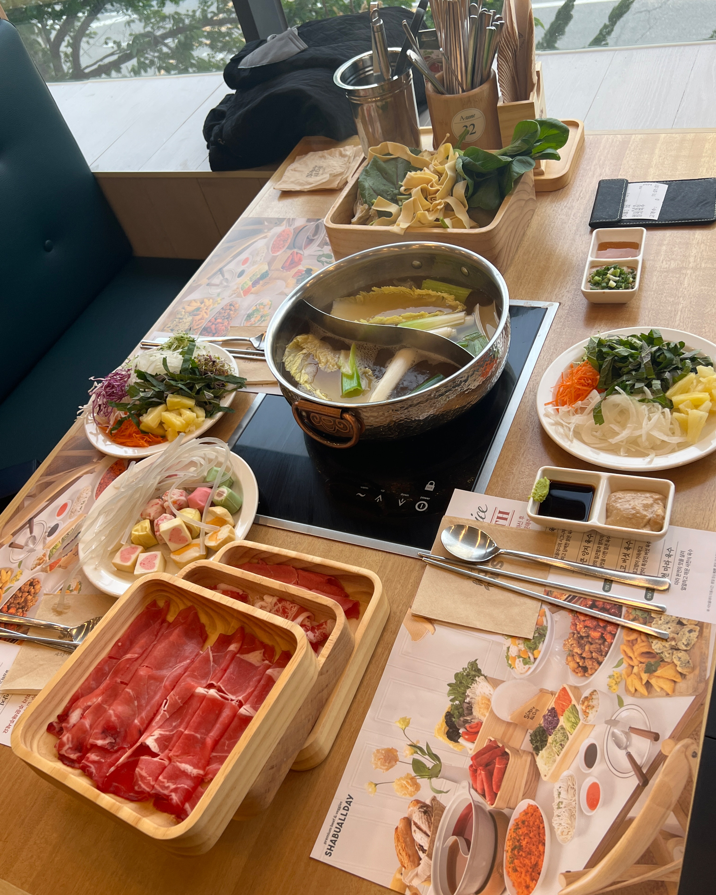 야채도 신선하고 음식이나 소스가 다양해서 좋아요! 고기 상태도 좋은데 무제한이라 좋습니다ㅎ